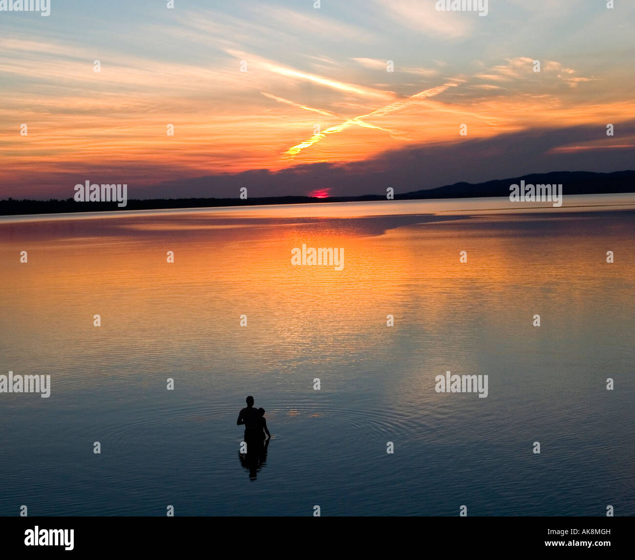 Ein paar einander halten, während sie den Sonnenuntergang auf dem oberen Ottawa River im Esprit Rafting Center in Davidson, Quebec Stockfoto