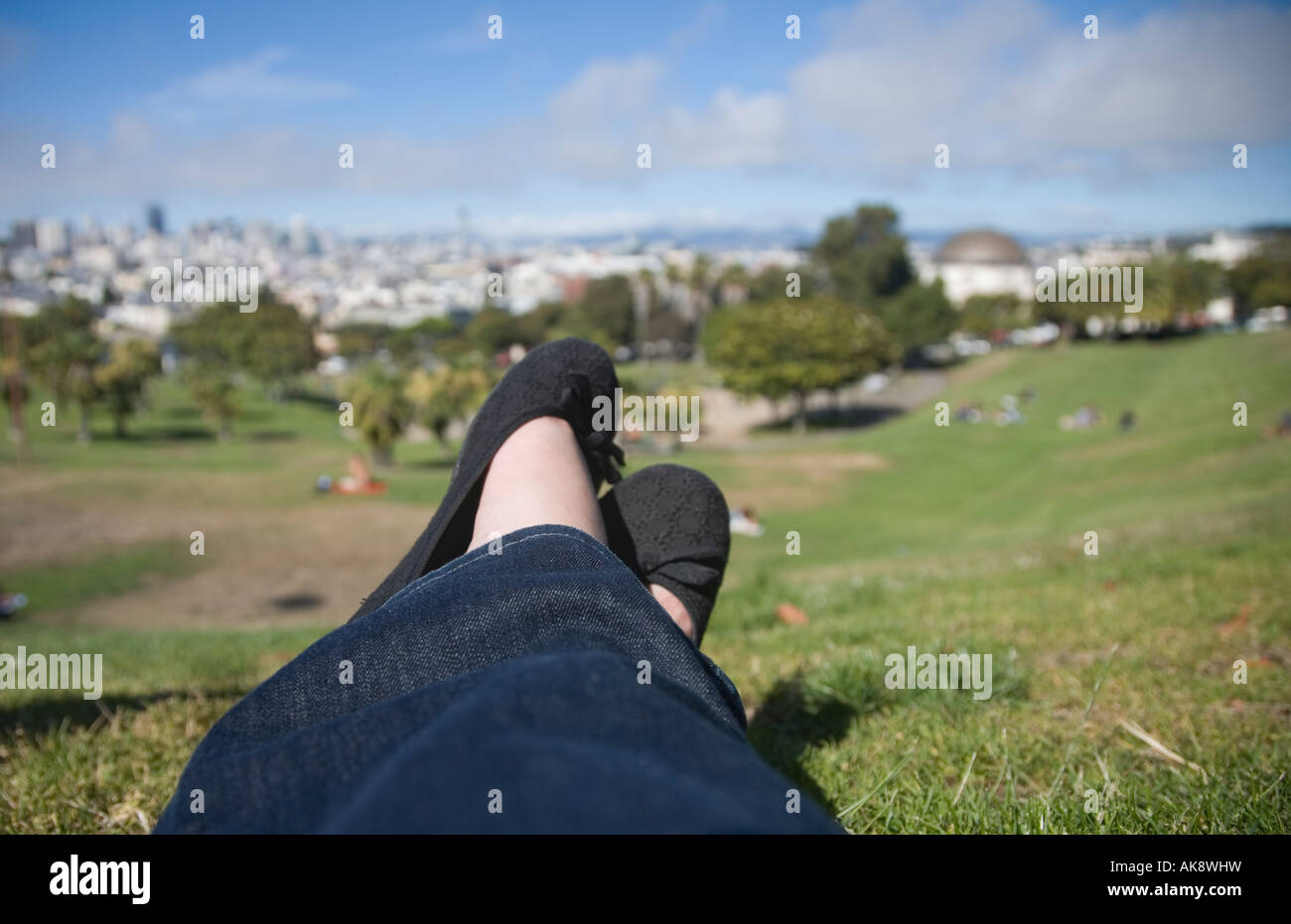 Frau im Park entspannen Stockfoto