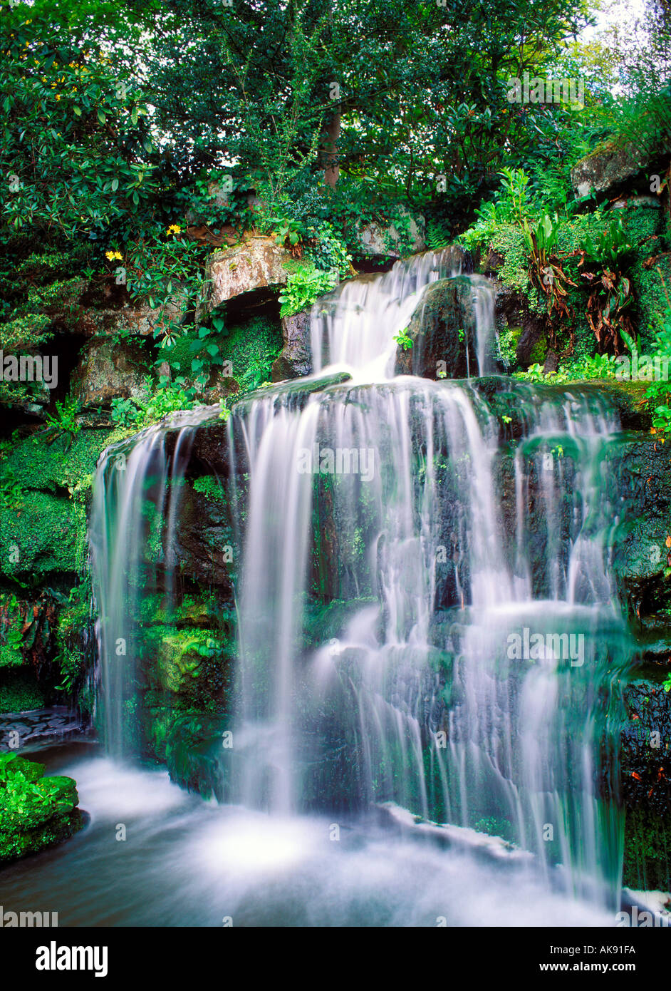 Wasserfall mit slow-Shutter Geschwindigkeit Hever Castle kunstvollen Gärten Sommer Kent England uk Stockfoto