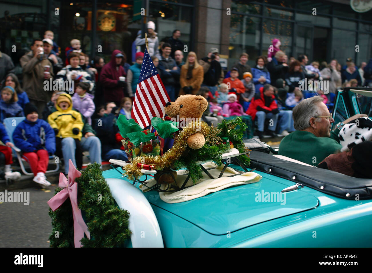 Nash Metropolitan Cabrio mit Dekorationen während der jährlichen Christmas Holiday Parade auf der Fifth Avenue Seattle Washington Stockfoto