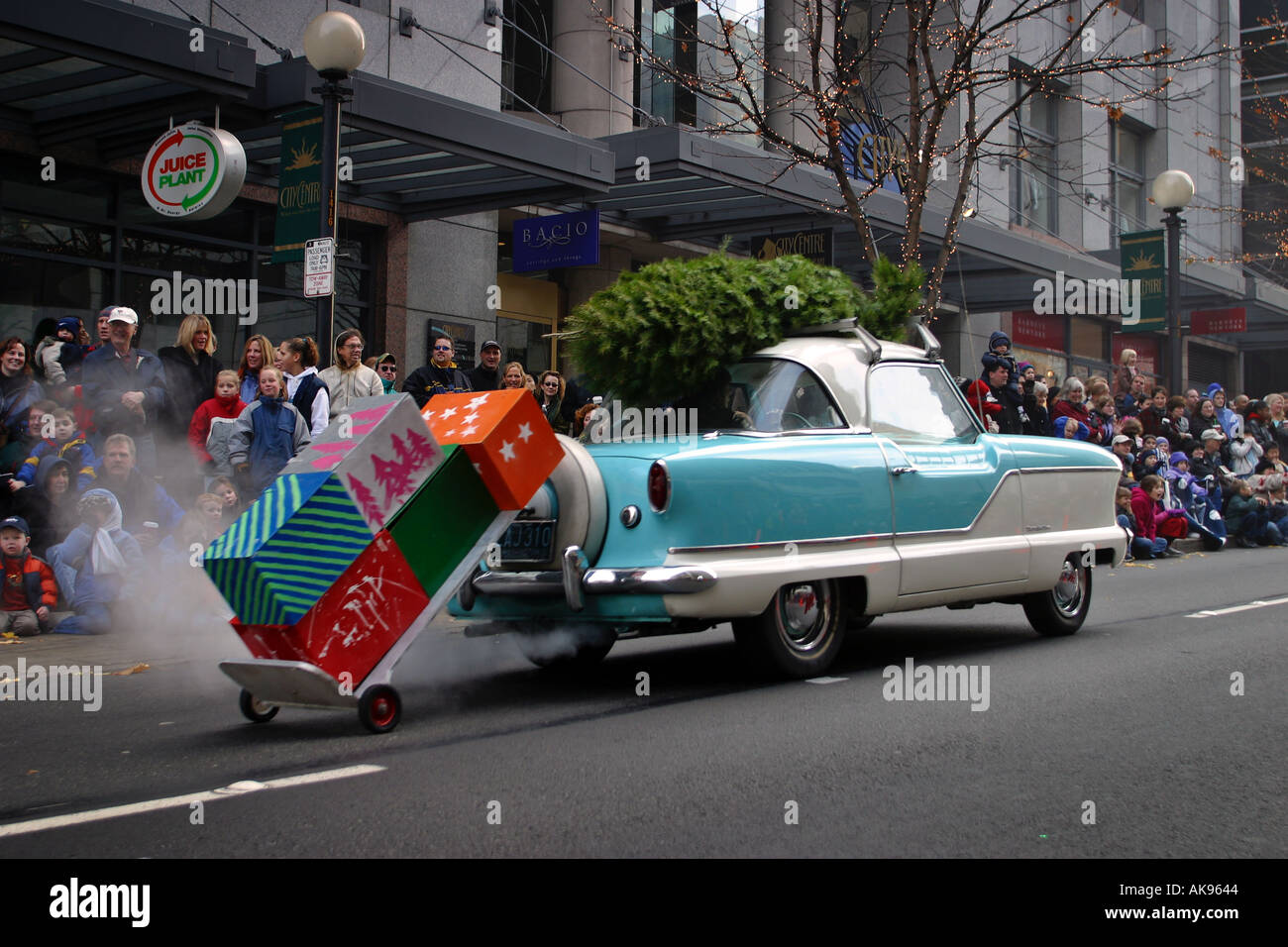 Nash Metropolitan ziehen stellt einerseits LKW während der jährlichen Christmas Holiday Parade auf der Fifth Avenue Seattle Washington Stockfoto