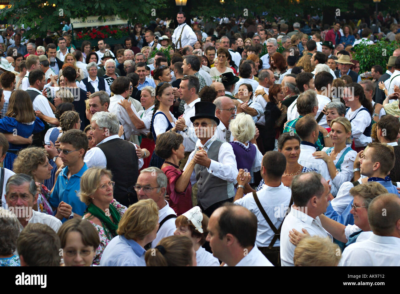 Festival Kocherlball im englischen Garten in München Morgen Bayern Stockfoto