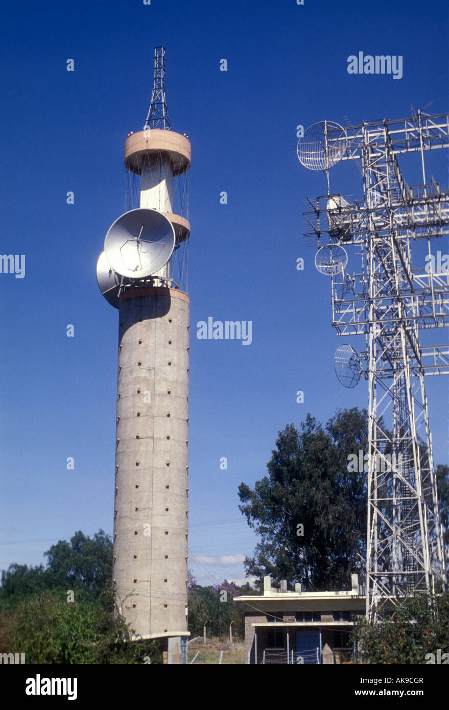 Fernmeldeturm und eine Reihe von Antennen und Parabolschüsseln auf Upper Hill Nairobi East Africa Stockfoto