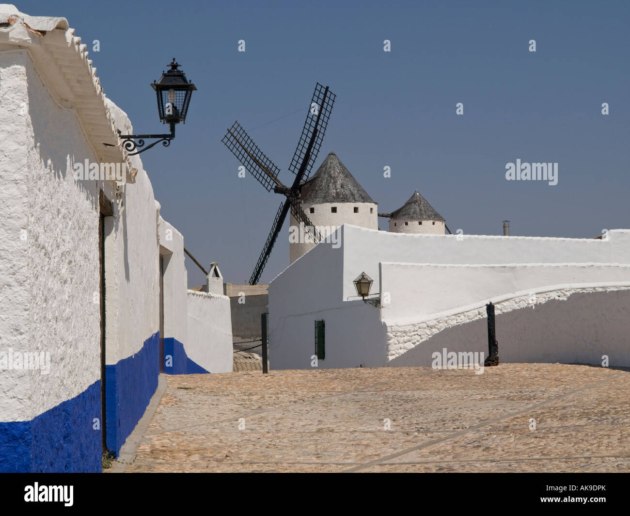 Windmühlen aus Stadt (Campo de Criptana, Ciudad Real, La Mancha, Spanien) Don Quixote Land anzeigen Stockfoto