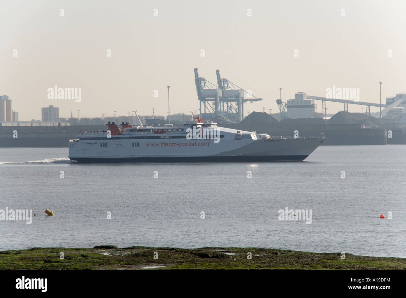 Isle Of Man Fähre übergibt Bootle fotografiert von New Brighton hinauf den Fluss Mersey in Liverpool, England Stockfoto