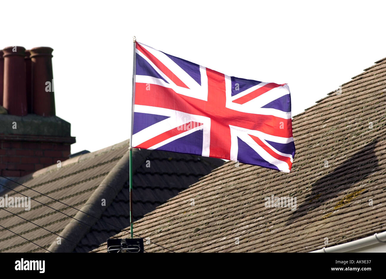 Anschluß-Markierungsfahne fliegt über eine Haus-UK Stockfoto