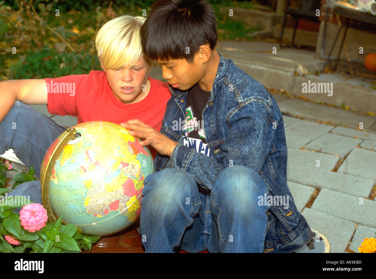 Kambodscha/American und Freund Alter von 13 Jahren Studium Globus. St Paul Minnesota USA Stockfoto