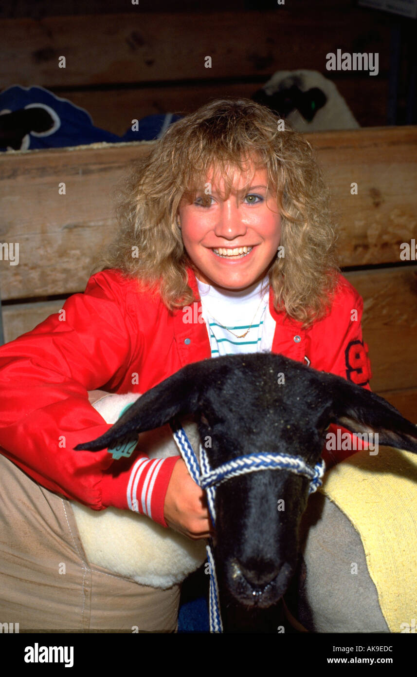 Lächelnde 17 Jahre alten Teen zeigt Preis Ziege an MN State Fair. St Paul Minnesota USA Stockfoto