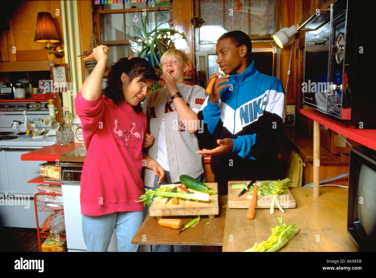 Multikulturelle Teenager Alter 13 & 15 machen Salat & Rauchen Gemüse. St Paul Minnesota USA Stockfoto