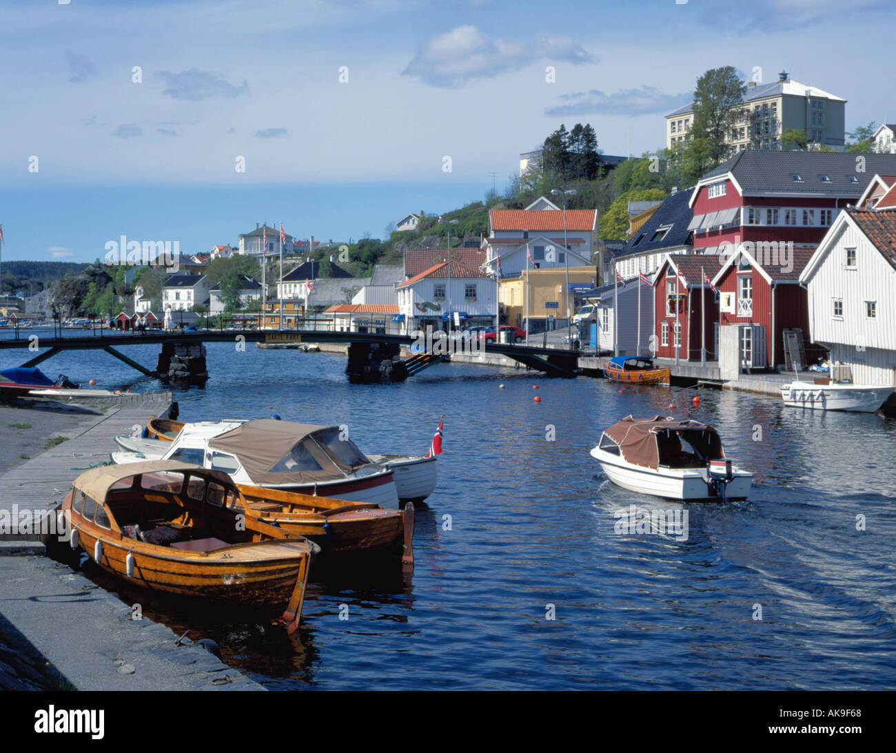 Bunt bemalten malerischen traditionellen Altholz Waterfront Gebäude, Kragerø, Telemark, Norwegen. Stockfoto