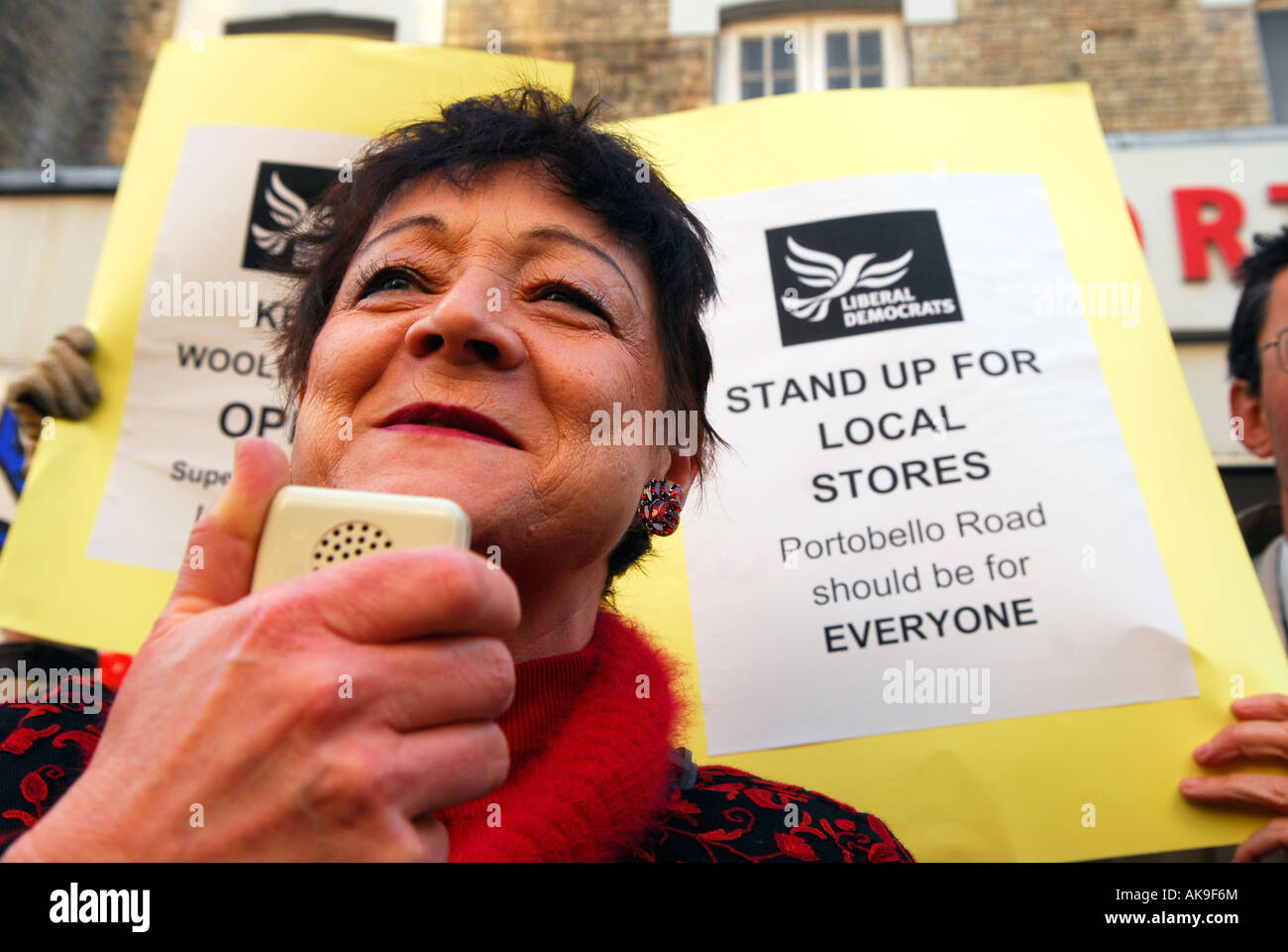 56 Jahre alte Baronin Sarah Ludford Lib Dem MEP für London außerhalb Woolworths Stockfoto