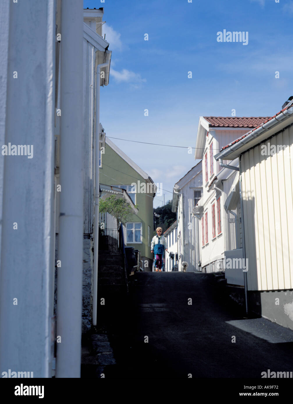 Malerische weiße bemalte alte Holzhäuser in einer Seitenstraße, Kragerø, Telemark, Norwegen. Stockfoto