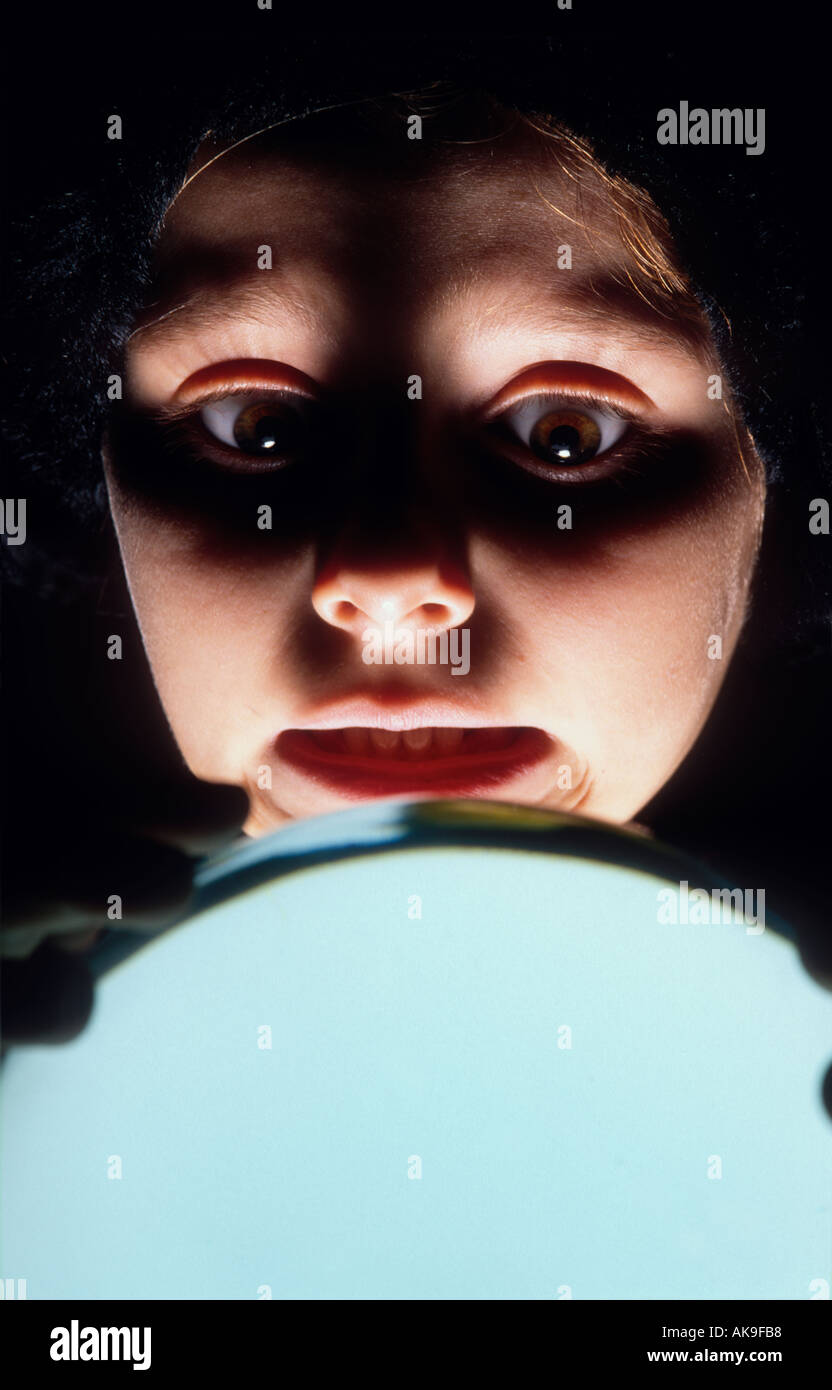 junges Mädchen lesen eine beängstigende Zukunft in einer Kristallkugel in dunklen Blick in Angst Stockfoto