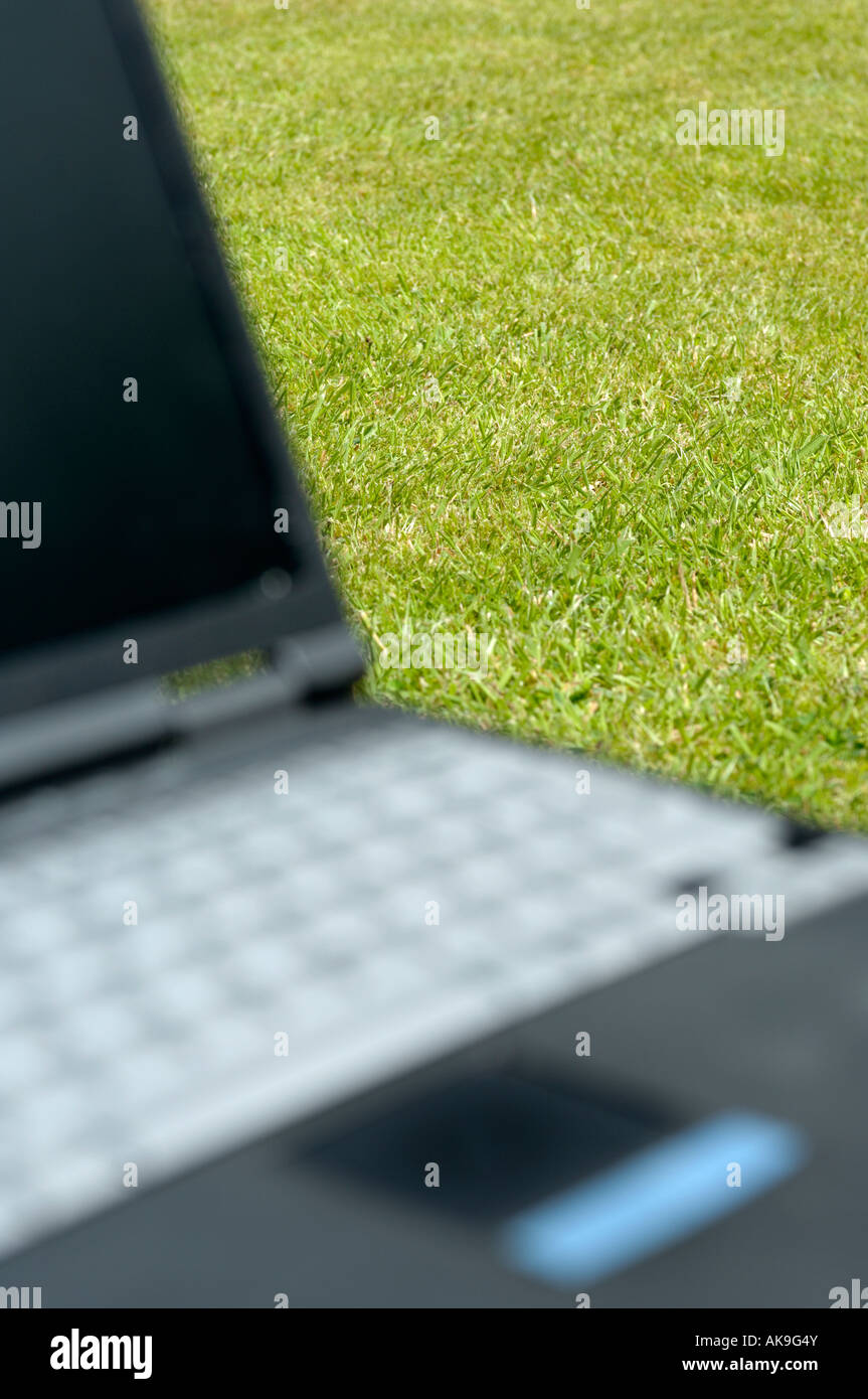 Laptop draußen auf dem Rasen Stockfoto
