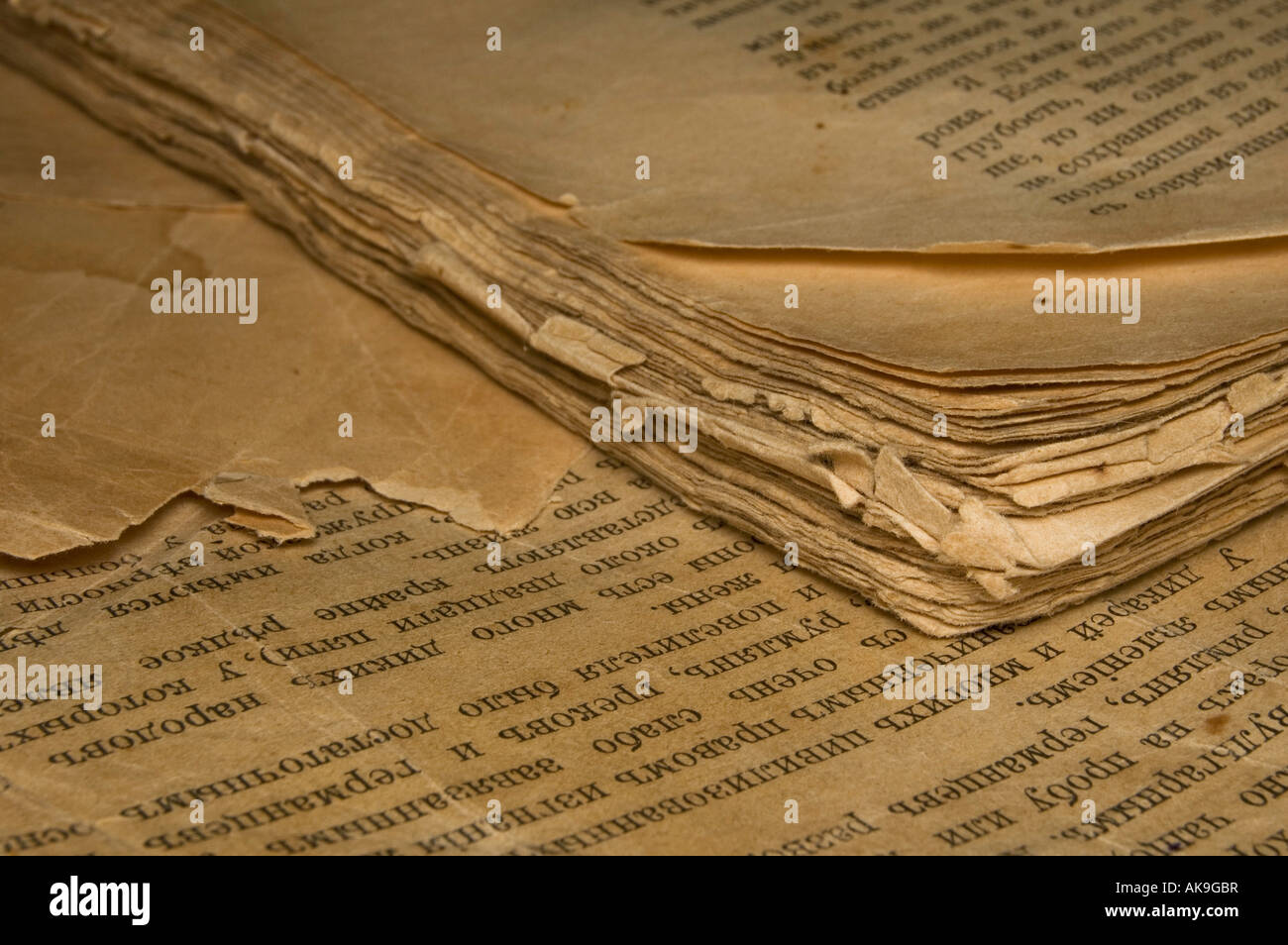 Nahaufnahme eines alten Buches mit zerrissenen Seiten und slawischen text Stockfoto