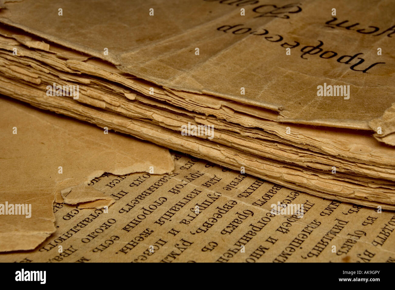 Nahaufnahme eines alten Buches mit zerrissenen Seiten und slawischen text Stockfoto