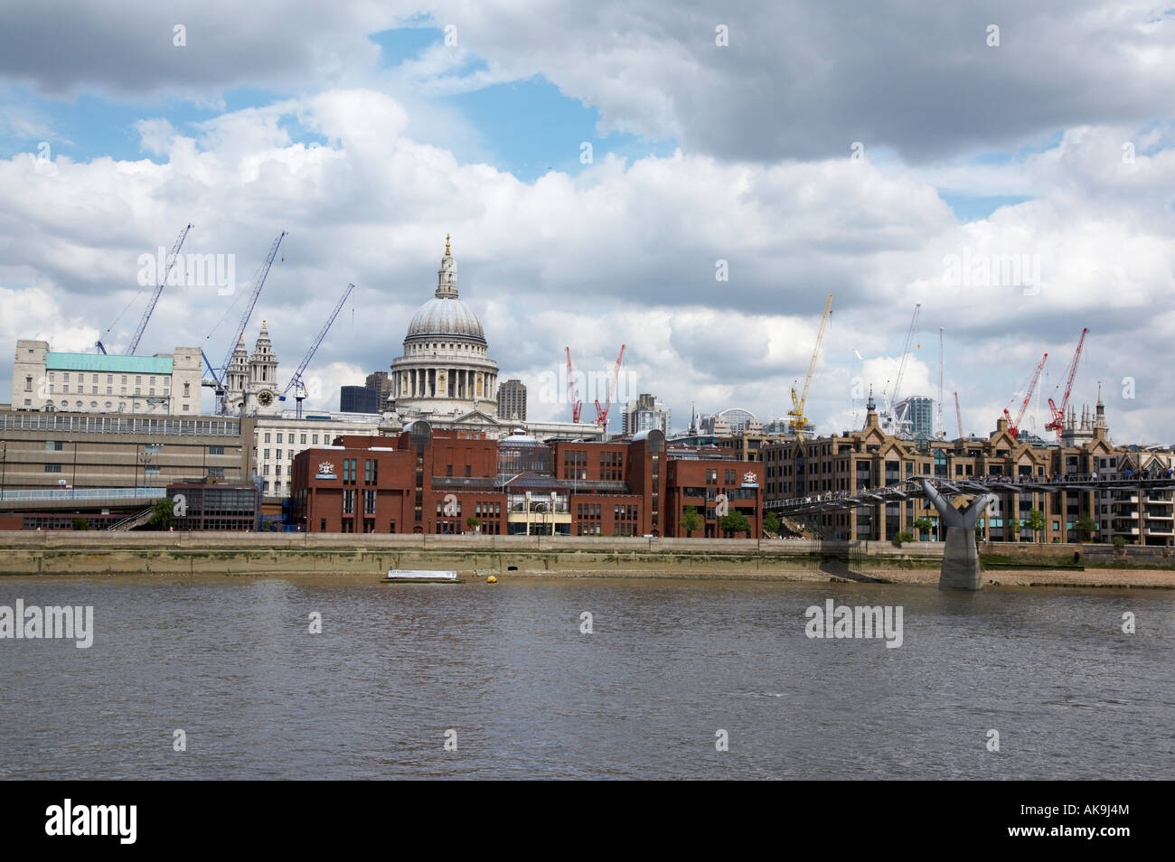 St. Pauls Cathedral mit vielen Krane Stockfoto