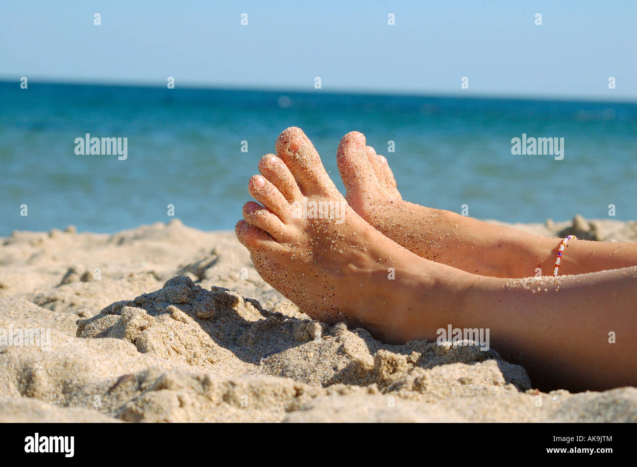 Füße am Strand Stockfoto