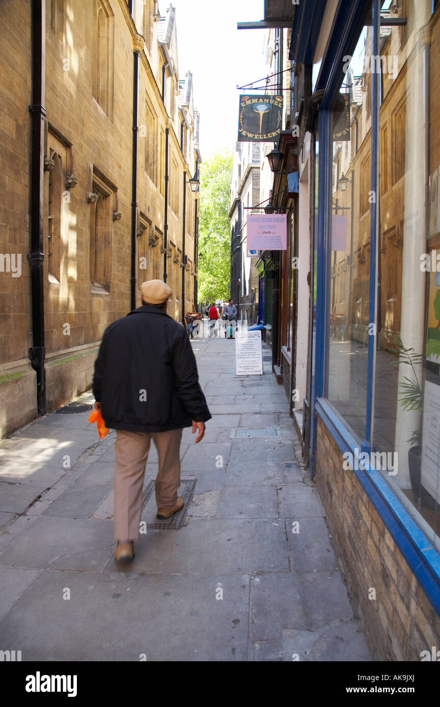 Mann zu Fuß entlang der Rückseite Street in Cambridge Stockfoto