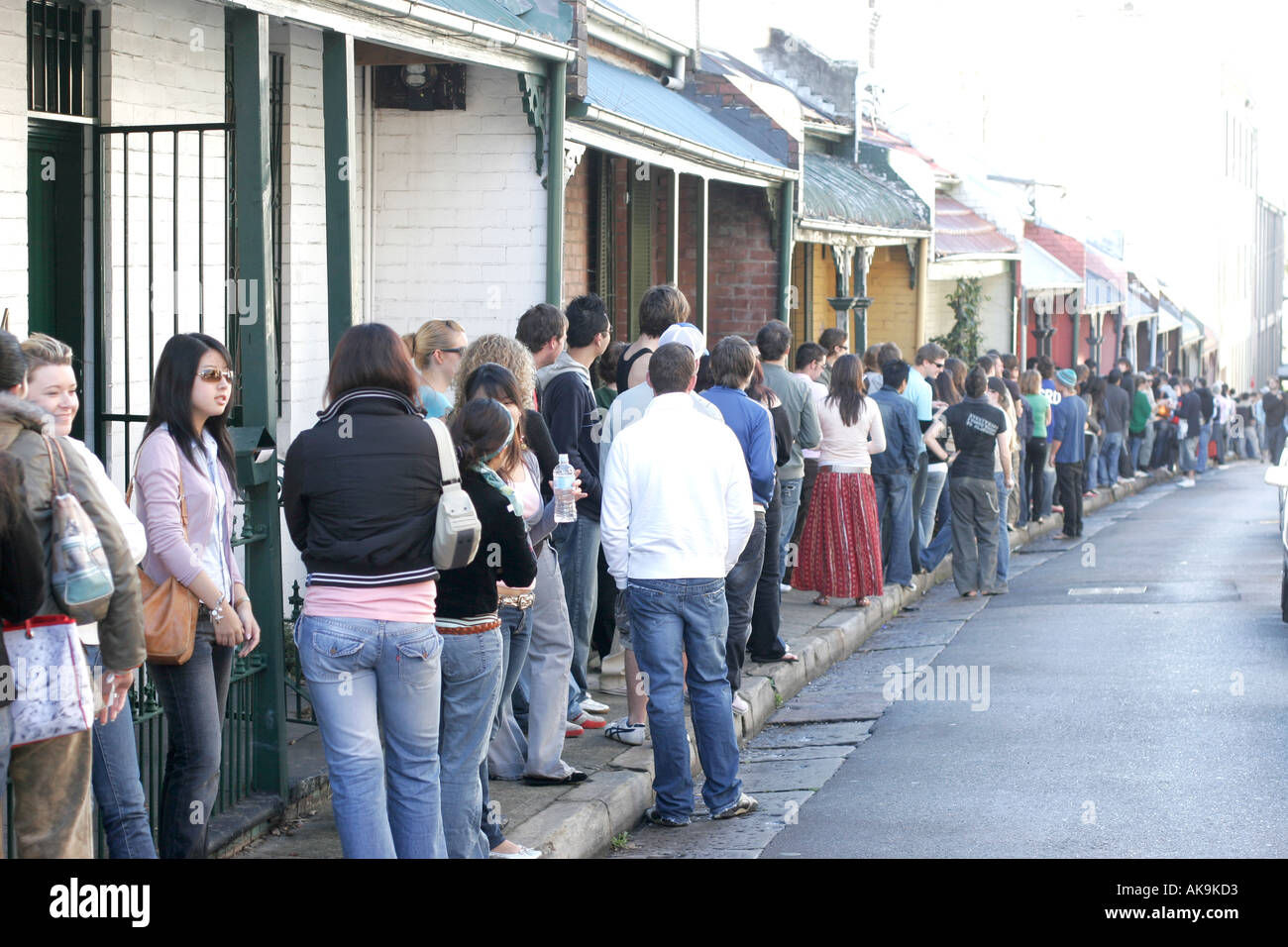 Groovy junge Mode Teenager warten in der Schlange für Ware Hausverkauf Stockfoto