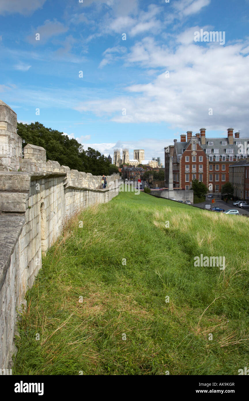 Stadtmauer von York, York Minster in der Ferne Stockfoto