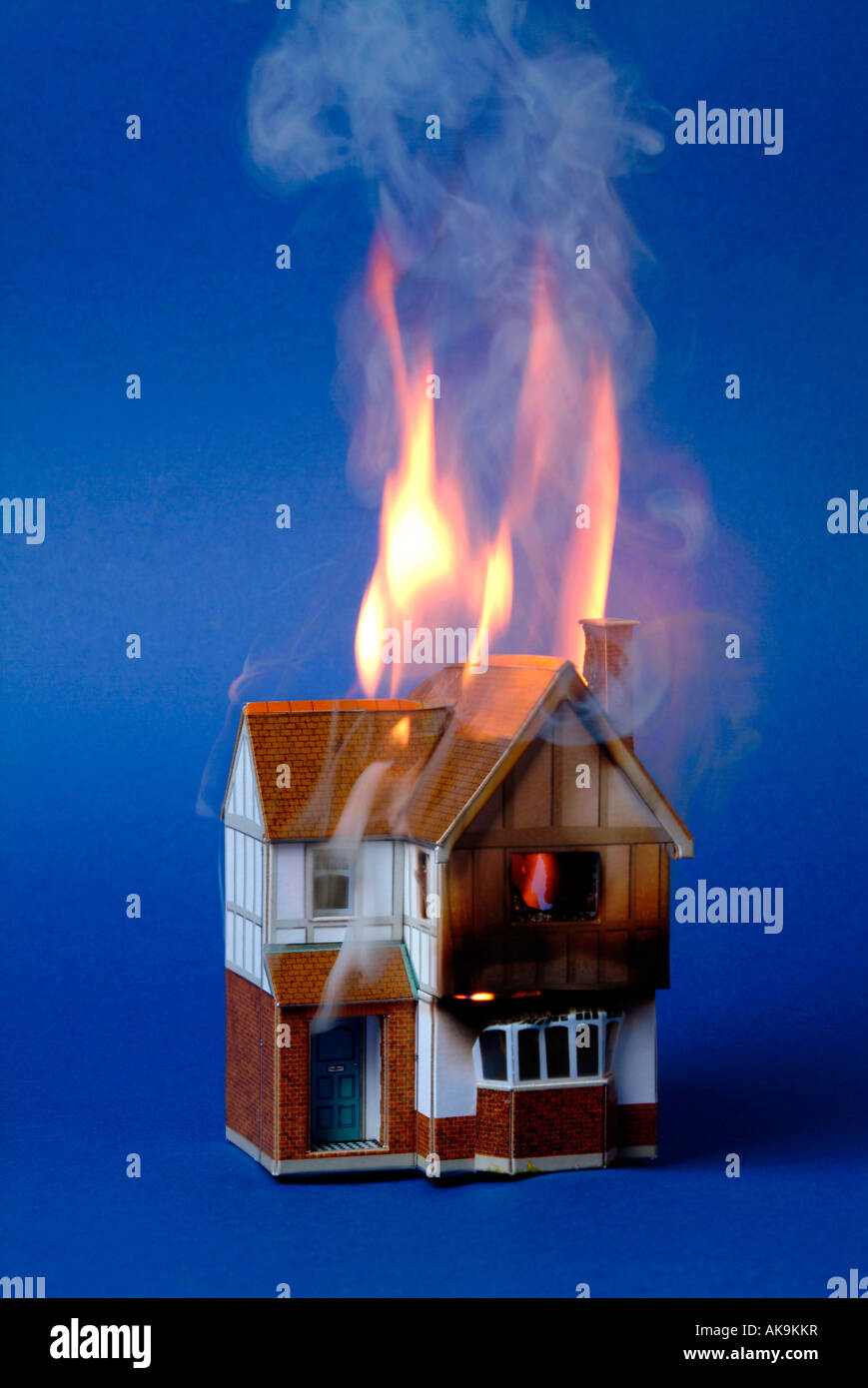Karton-Haus in Brand Stockfoto
