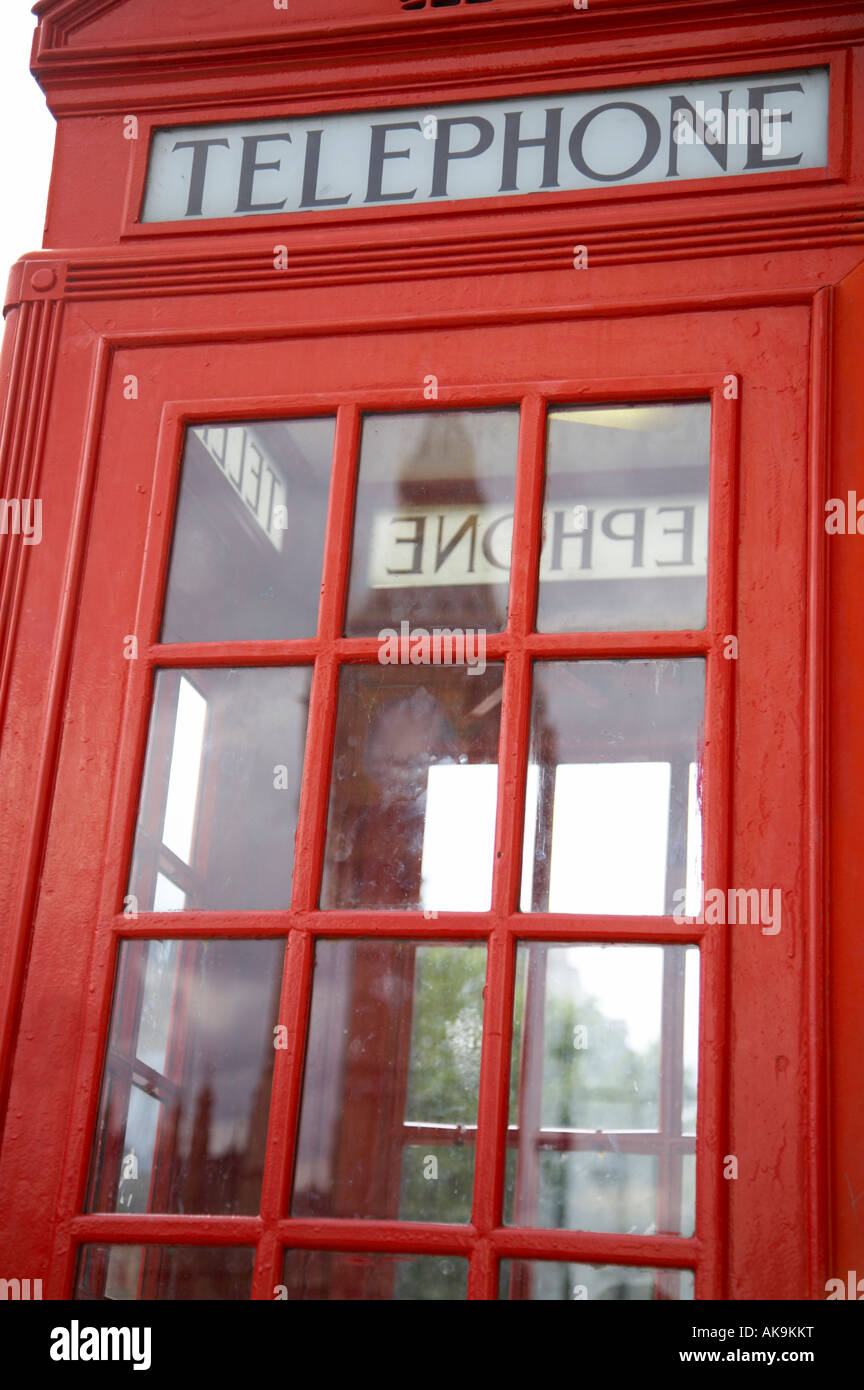 Londoner Telefonzelle mit Big Ben Reflexion Stockfoto