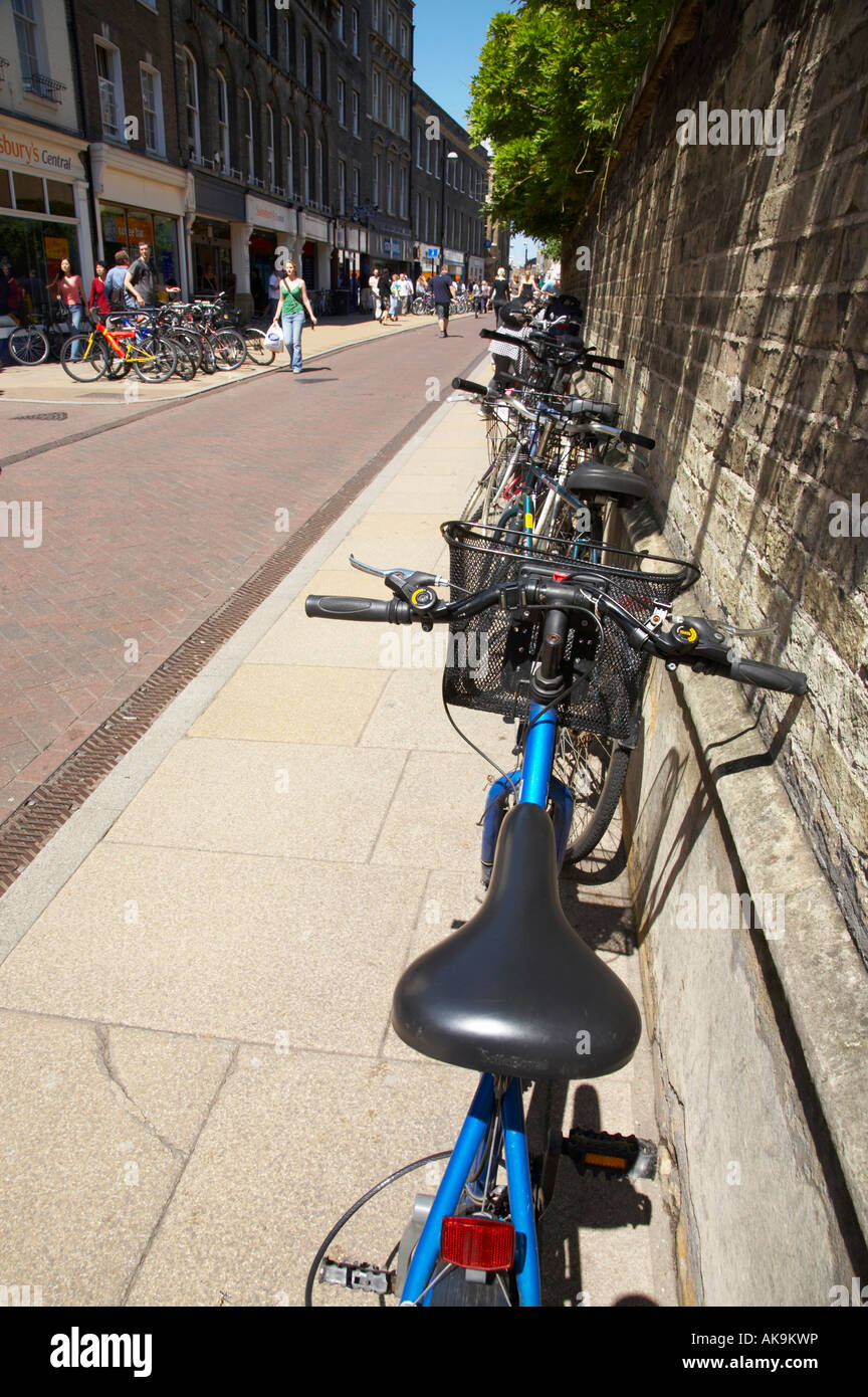 Linie von Fahrrädern auf Straße, Cambridge Stockfoto