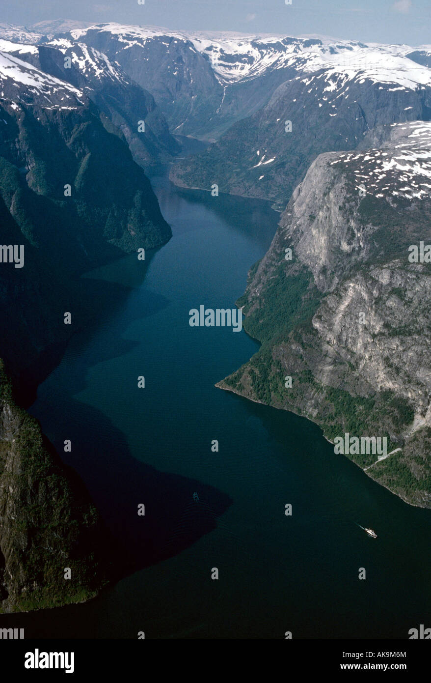 Norwegen. Luftaufnahme des Schiffes in den Naeroyfjord. Das Schiff ist