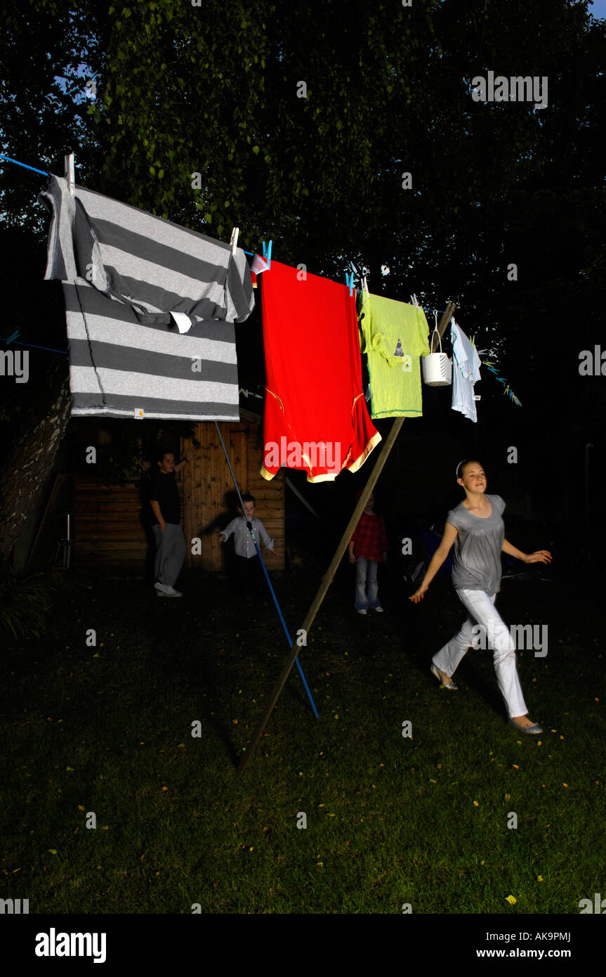 Preteen Kinder Wiedergabe Garten Nacht Unbeschwerte Jugend Spass