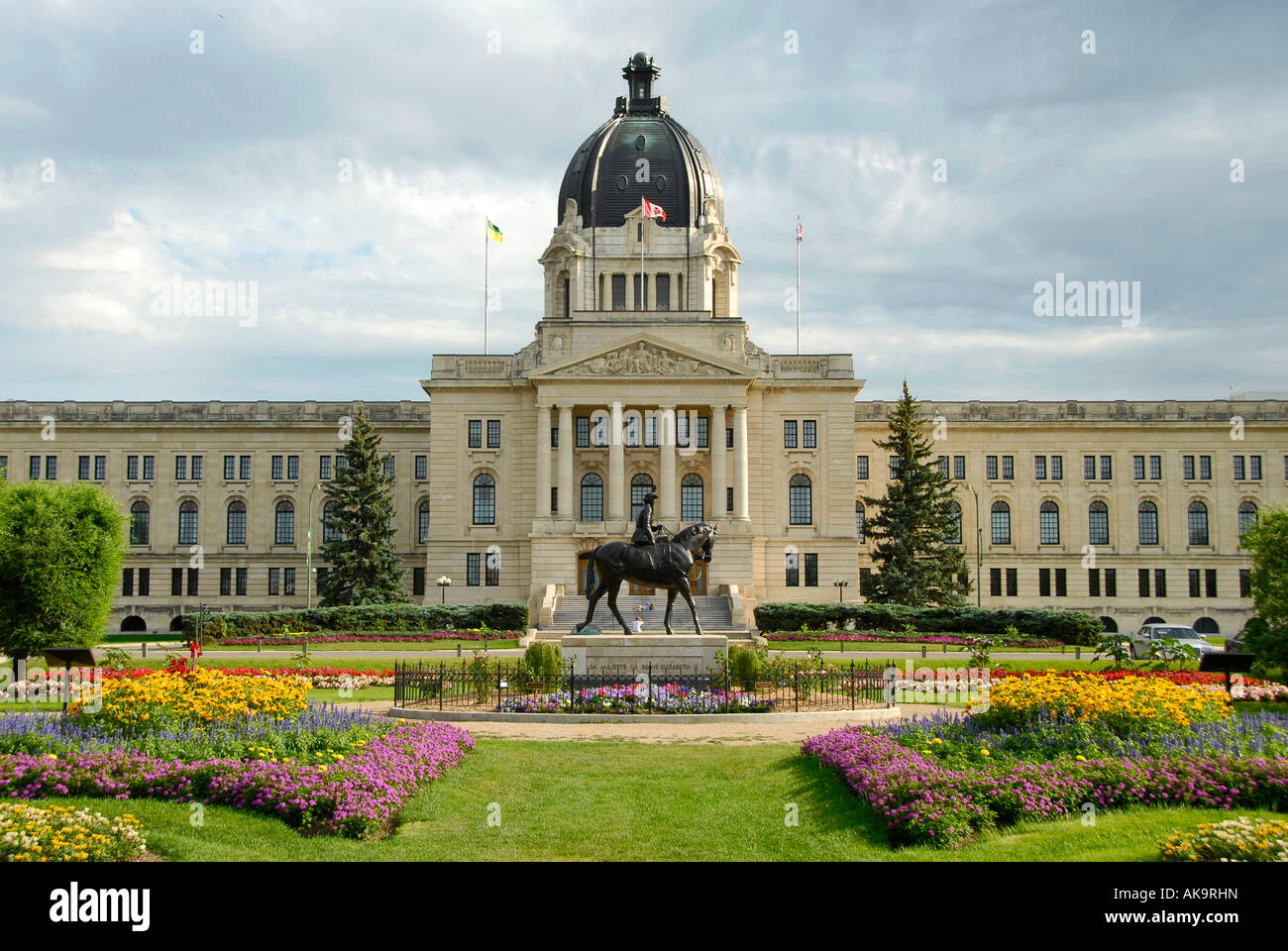 Provinzielle Hauptstadt Legislative Building Regina Saskatchewan Kanada und Queen Elizabeth II Centennial Gärten und statue Stockfoto