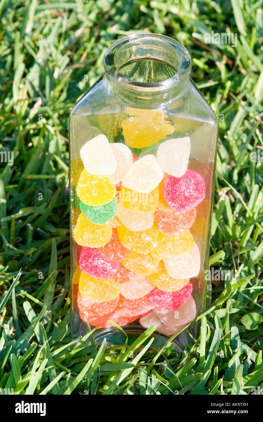 Gefäß voll sugarcoats auf dem Rasen Stockfoto