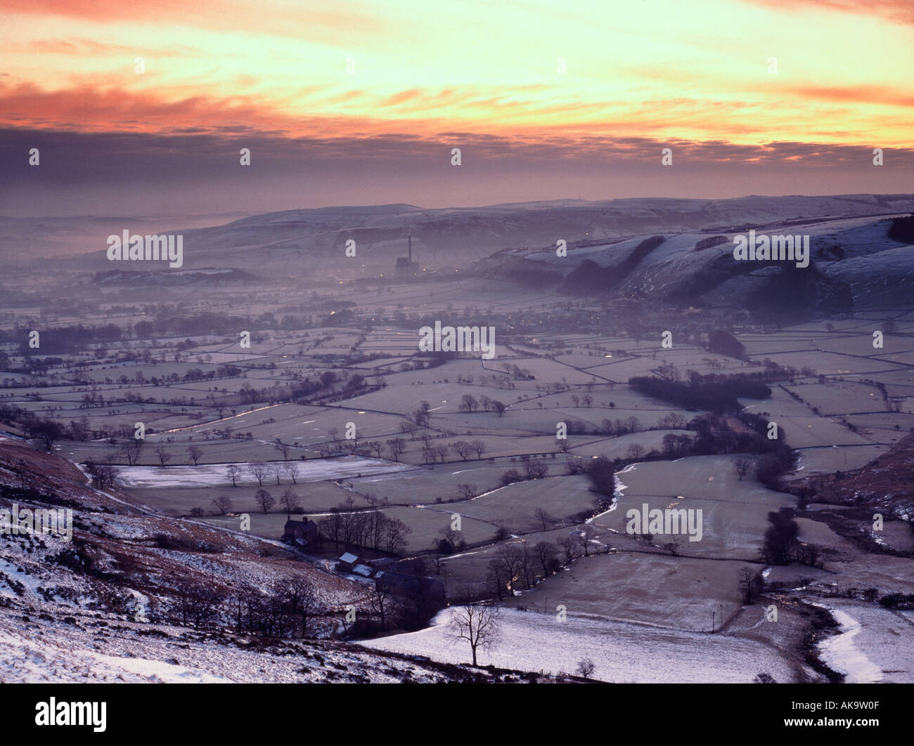 Dawn, Castleton und Hope Valley von Hollins Kreuz auf der großen Ridge, Peak District National Park, Derbyshire, England, UK Stockfoto