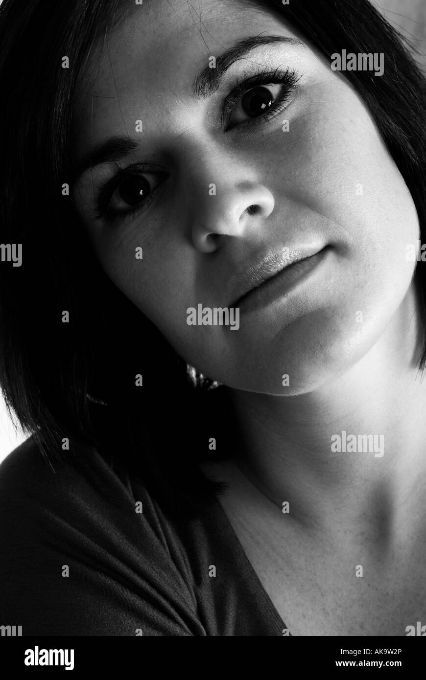 Gesicht der Frau mit Gesicht teilweise im Schatten Stockfoto