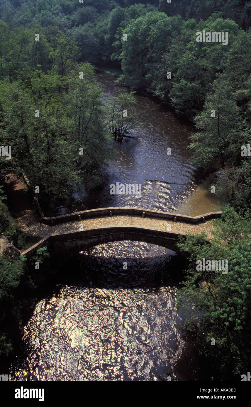 Brucke Uber Den Fluss Cure In Der Nahe Von Pierre Perthuis Morvan Burgund Frankreich Stockfotografie Alamy