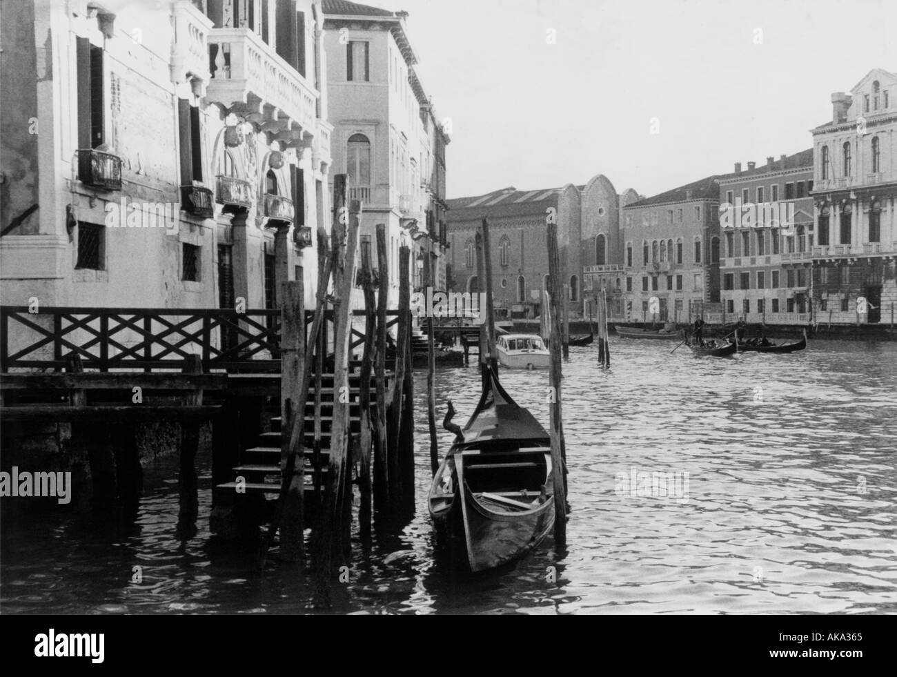 Ein Blick auf den Canal Grande in Venedig mit einer Gondel vertäut im Vordergrund. Stockfoto