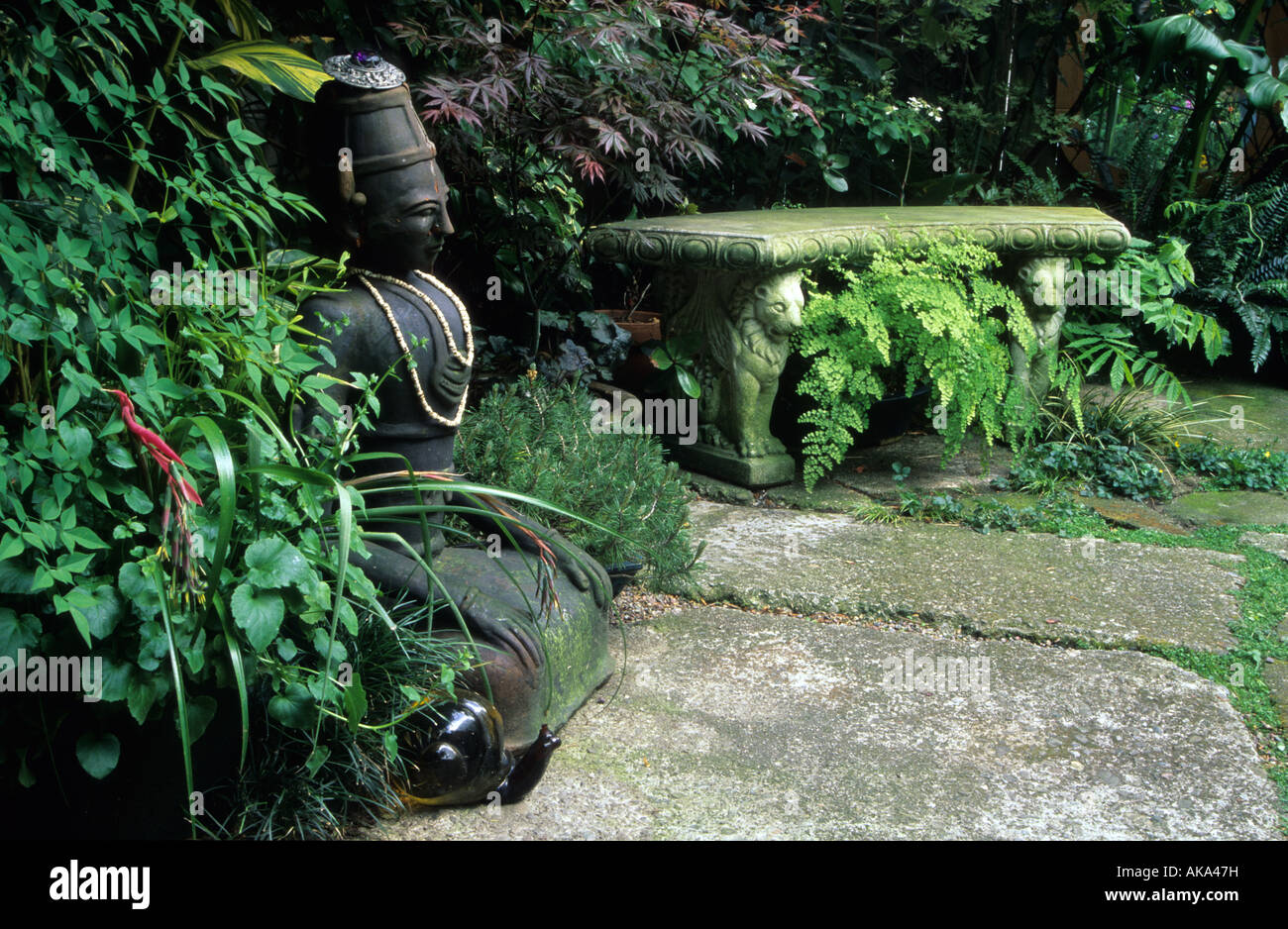 Fair Oaks San Francisco indischen Skulptur und Stein-Sitzbank im schattigen Garten Stockfoto