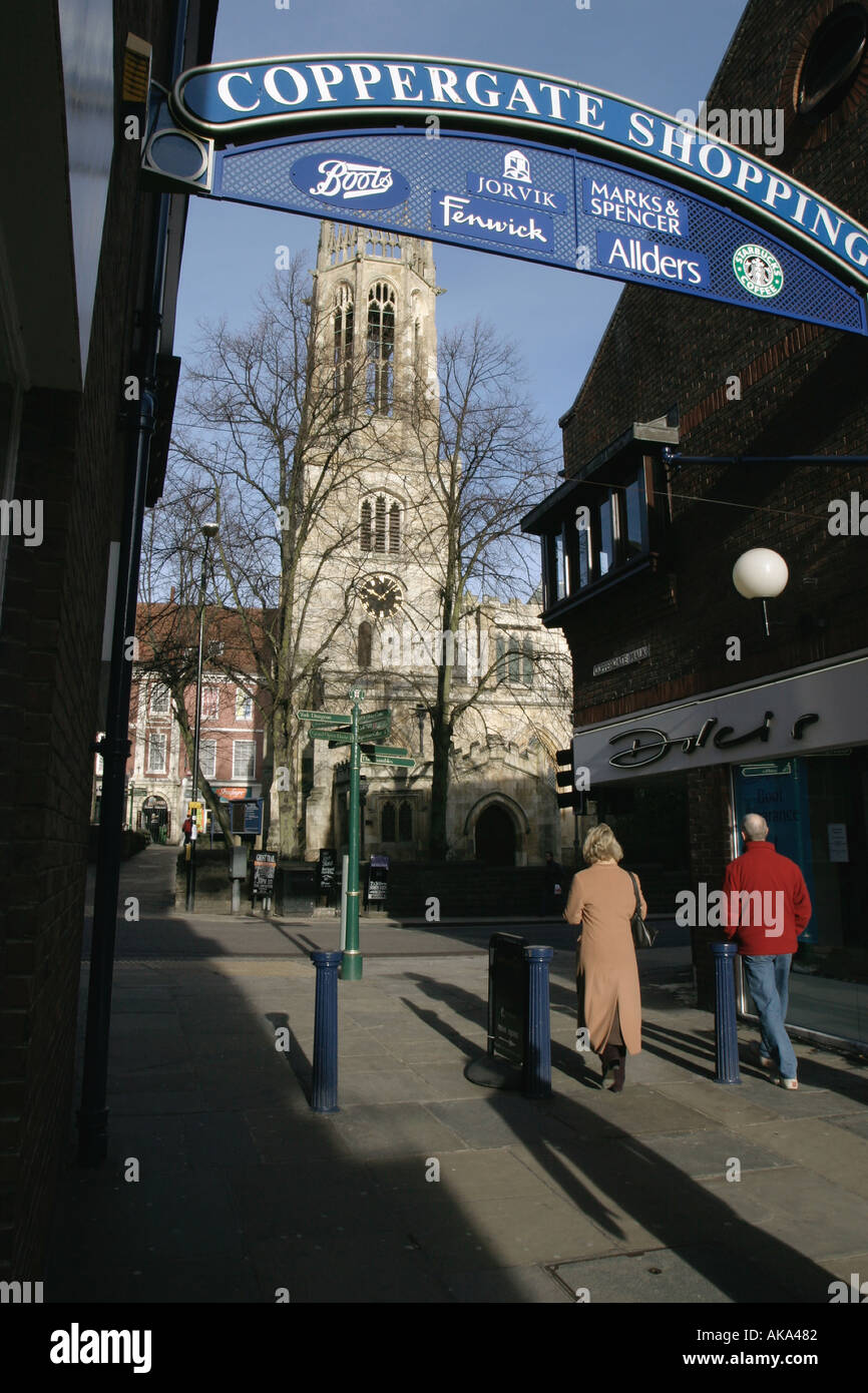 Melden Sie sich über Eingang Coppergate Shopping Mall York mit Kirche durch Bogen Stockfoto