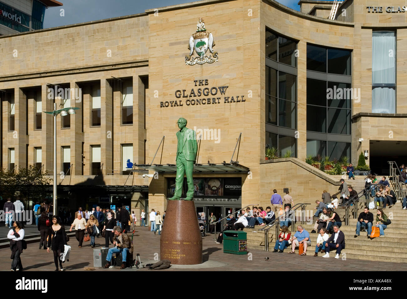 Donald Dewar Statue vor der Royal Concert Hall Buchanan Street, Glasgow Schottland Europa Stockfoto