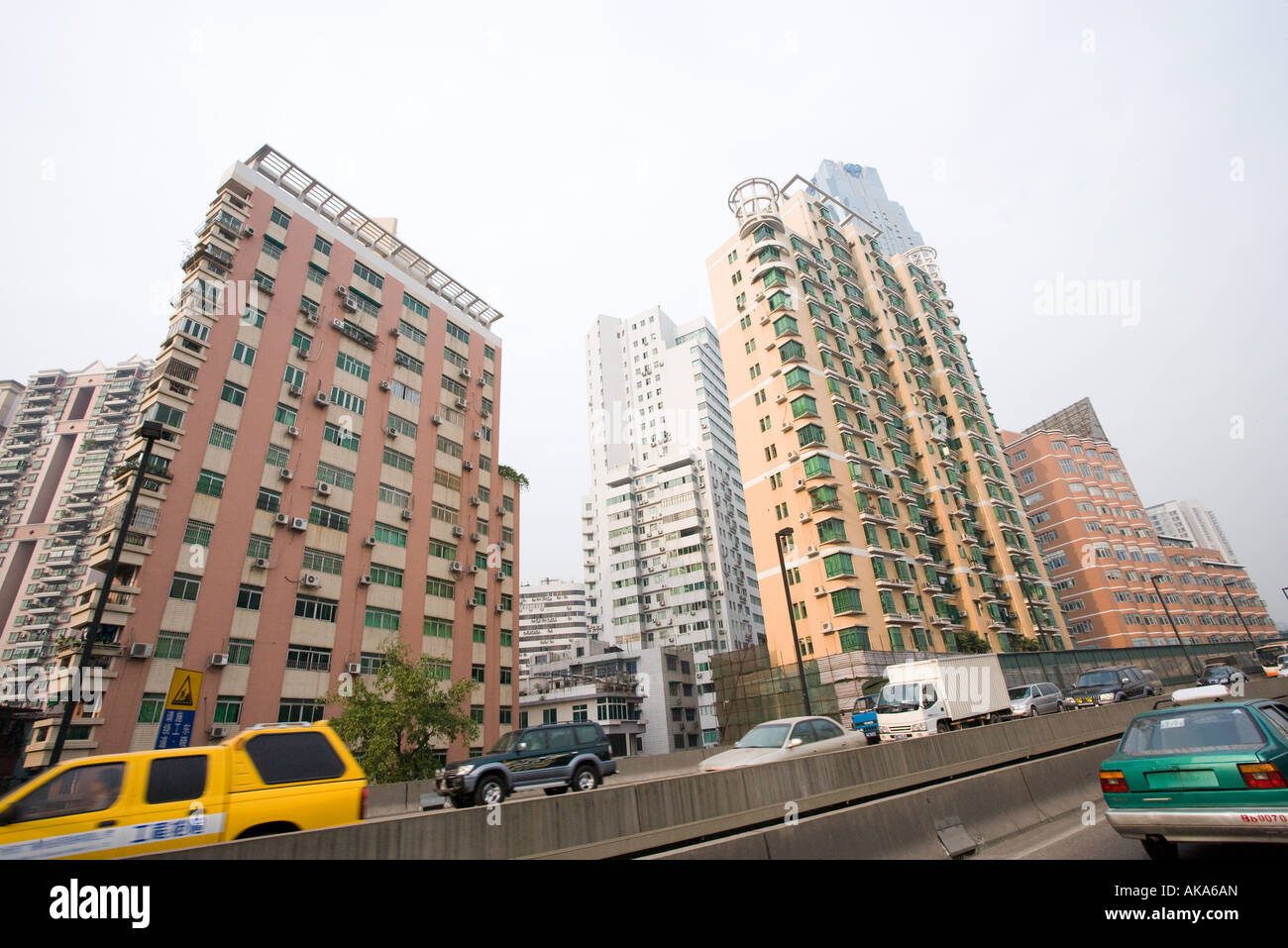 China, Provinz Guangdong, Guangzhou, Straße und hoch steigt Stockfoto