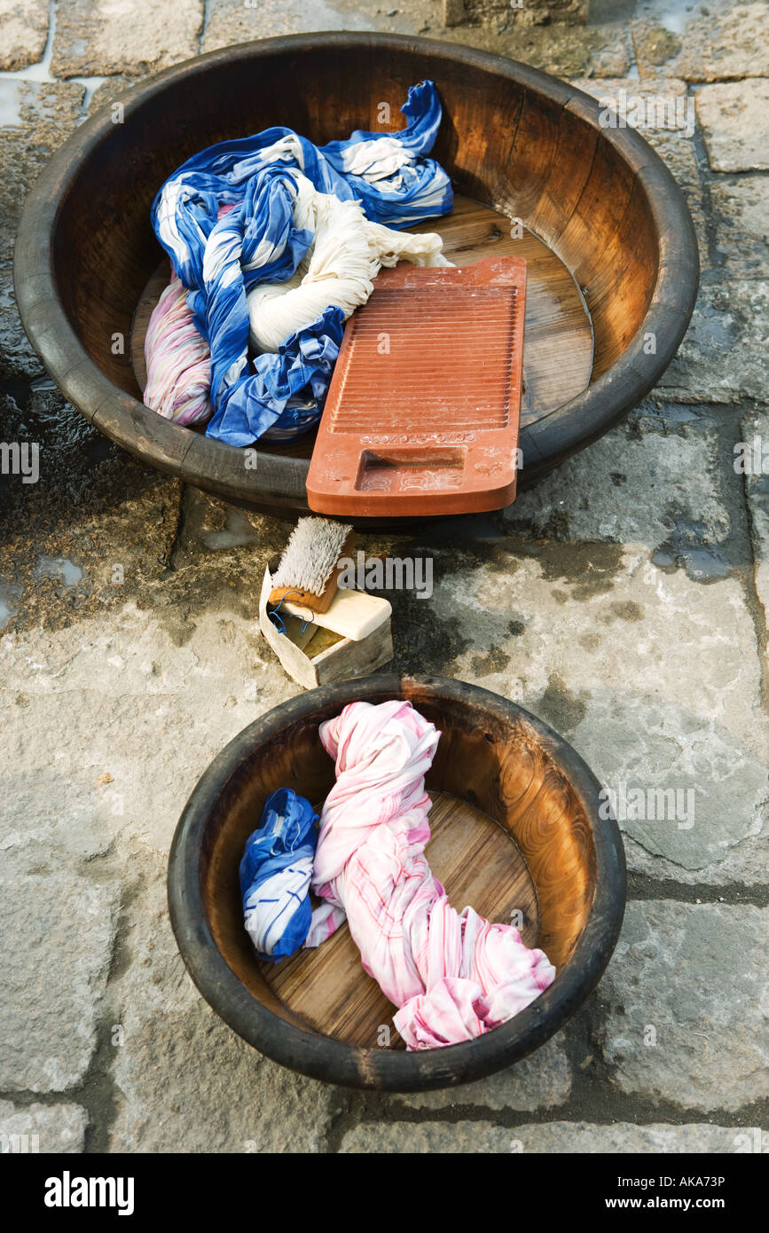 Bassins mit Waschbrett und verdrehten nasse Wäsche waschen Stockfoto