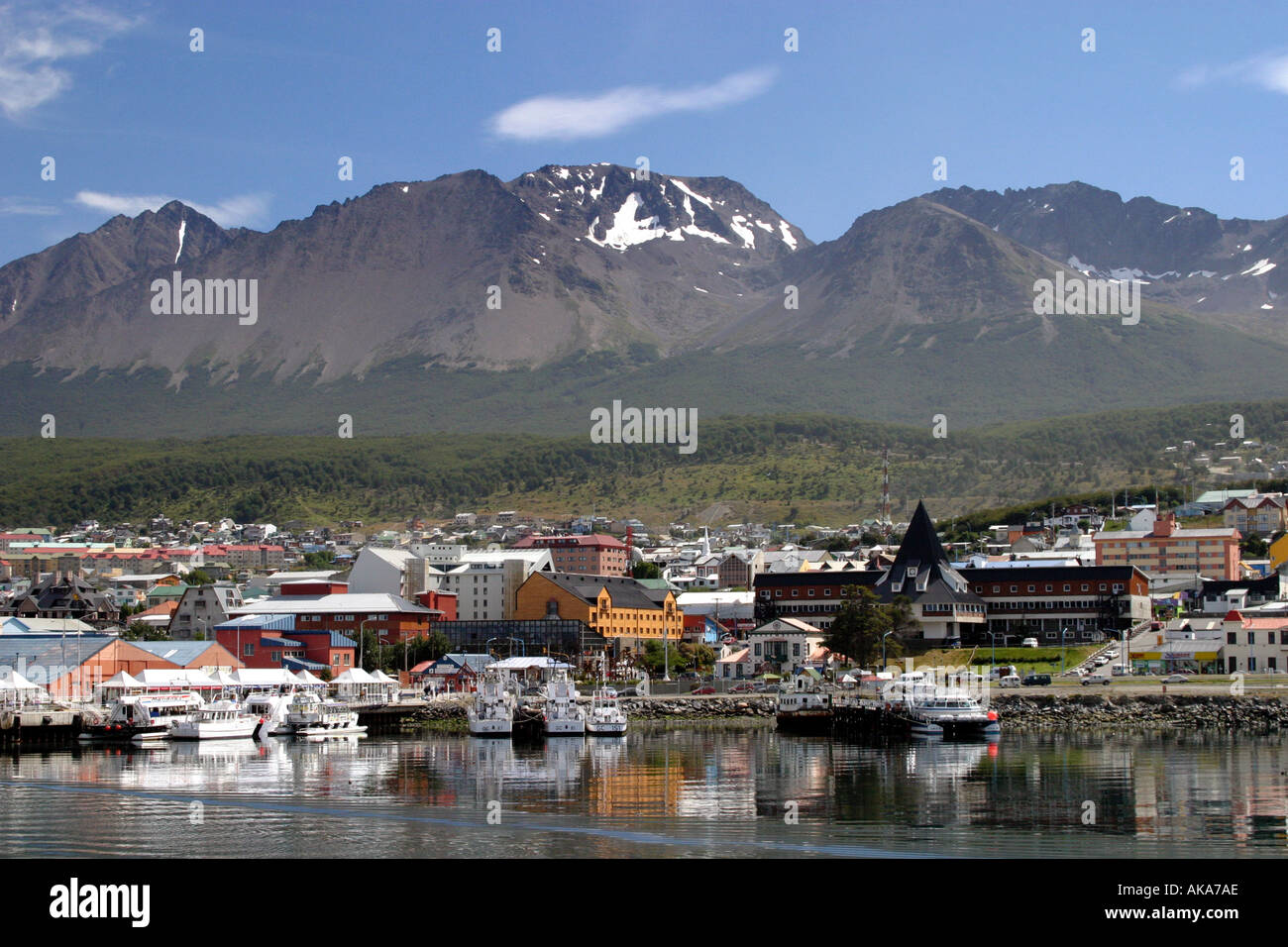Ansicht der Stadt Usuhaia aus dem Meer mit den Anden im Hintergrund. Stockfoto