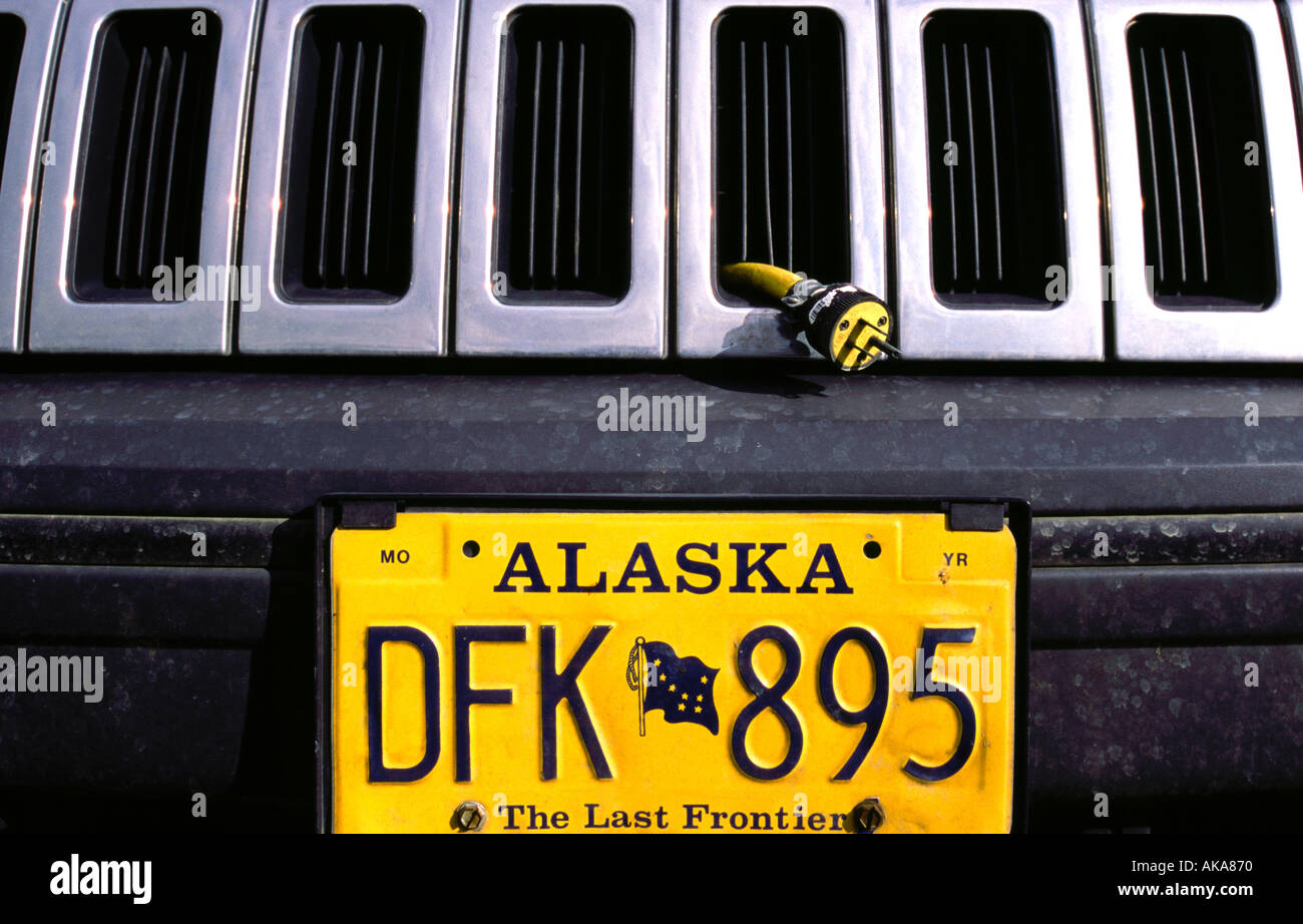 Kfz-Kennzeichen und Heizkörper anschließen. Fairbanks. Alaska. USA Stockfoto