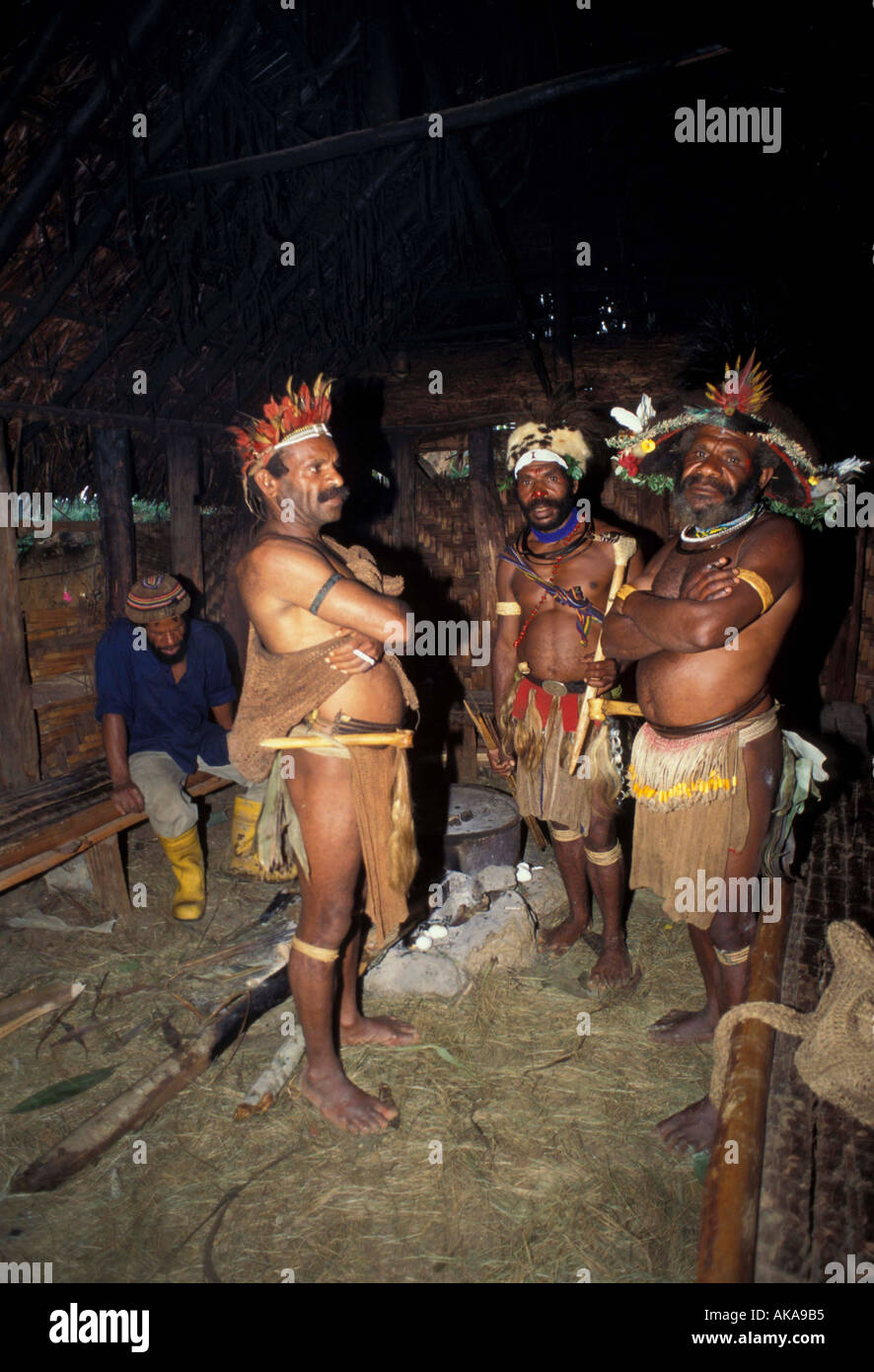 Männer Haus Huli Stammesleute Papua New Guinea Stockfoto