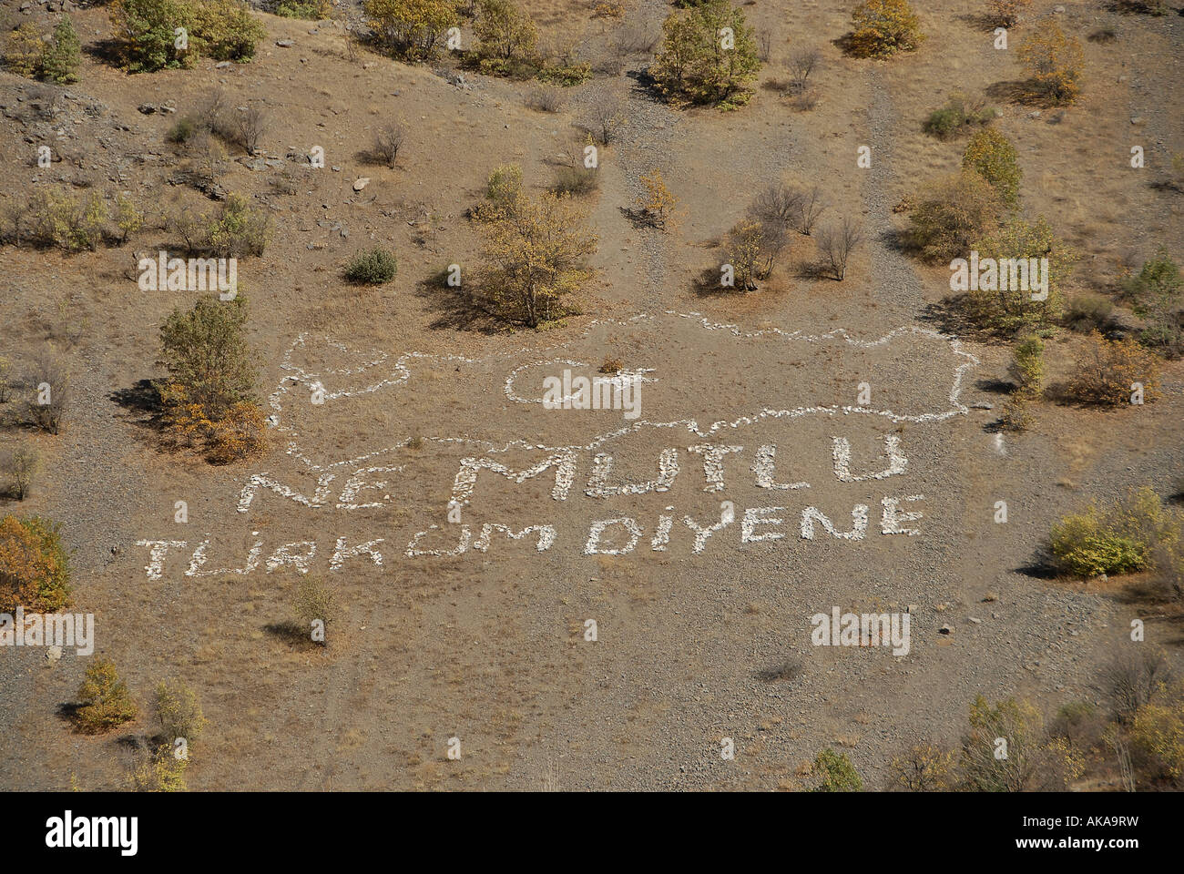 In türkischer Sprache heißt es: „wie glücklich ist der, der sagt, ich bin ein Türke“ in einer abgelegenen Bergregion nahe der Grenze zum Irak in der Türkei Stockfoto