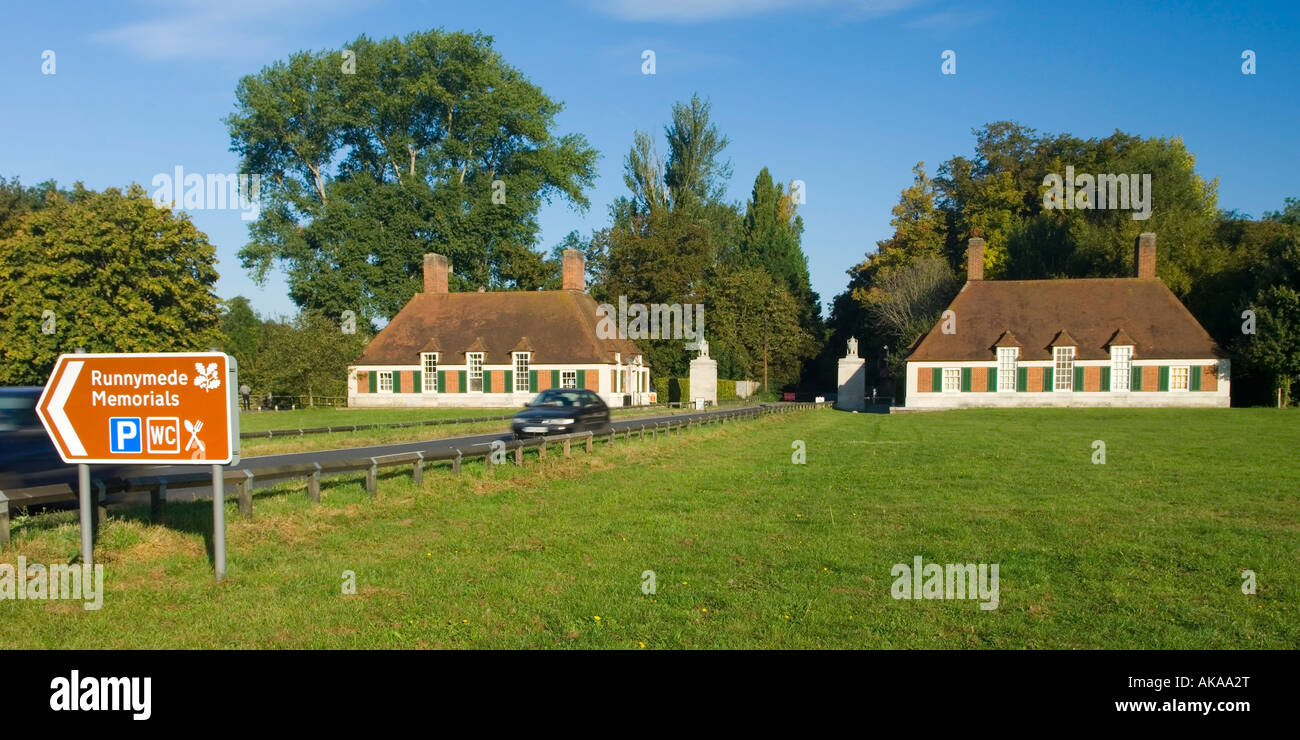 Runnymede Gedenkstätten und Straße unterzeichnen Windsor Straße alte Windsor Berkshire England UK Stockfoto