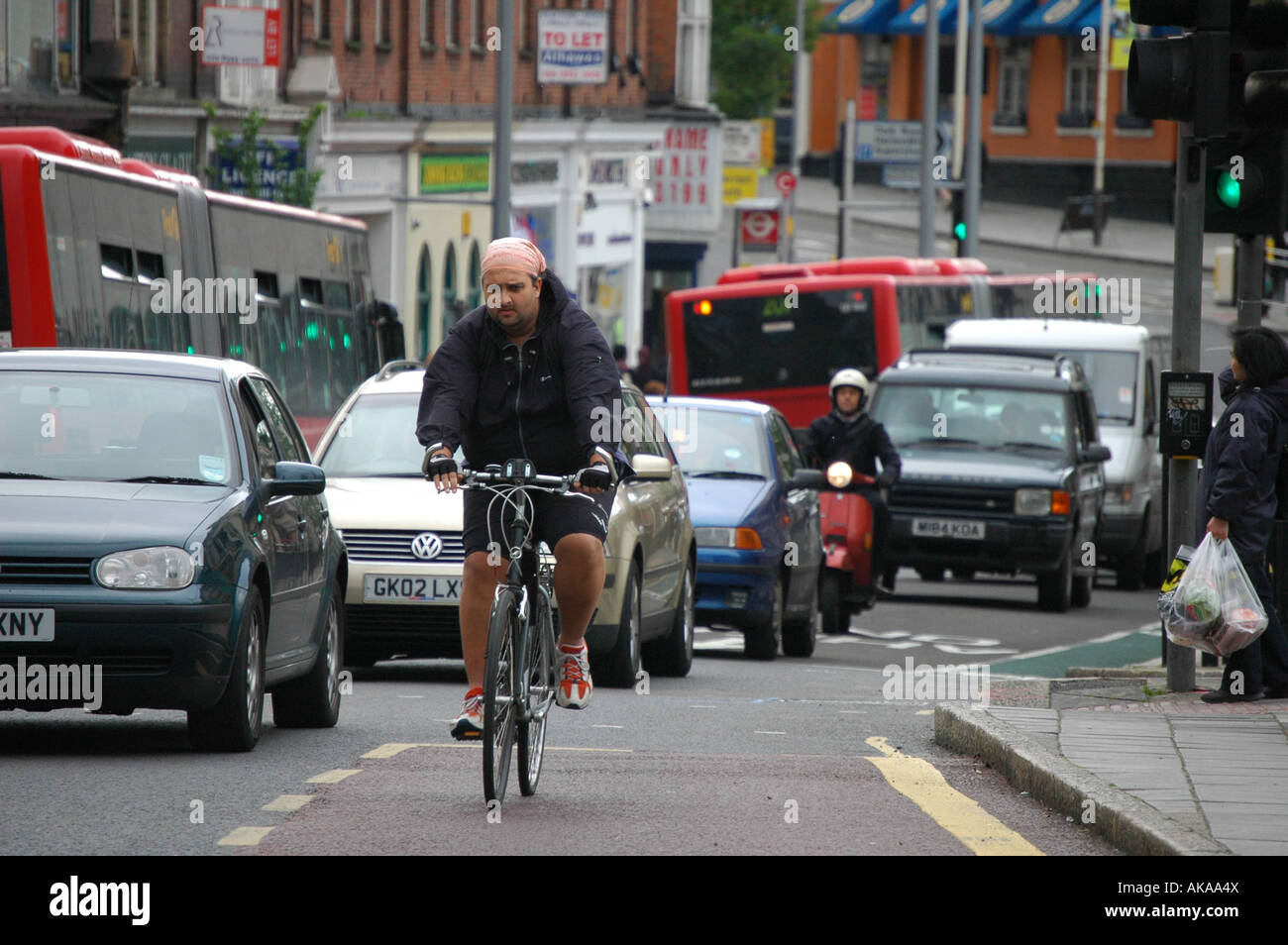 Radfahren in London Verkehr Stockfoto