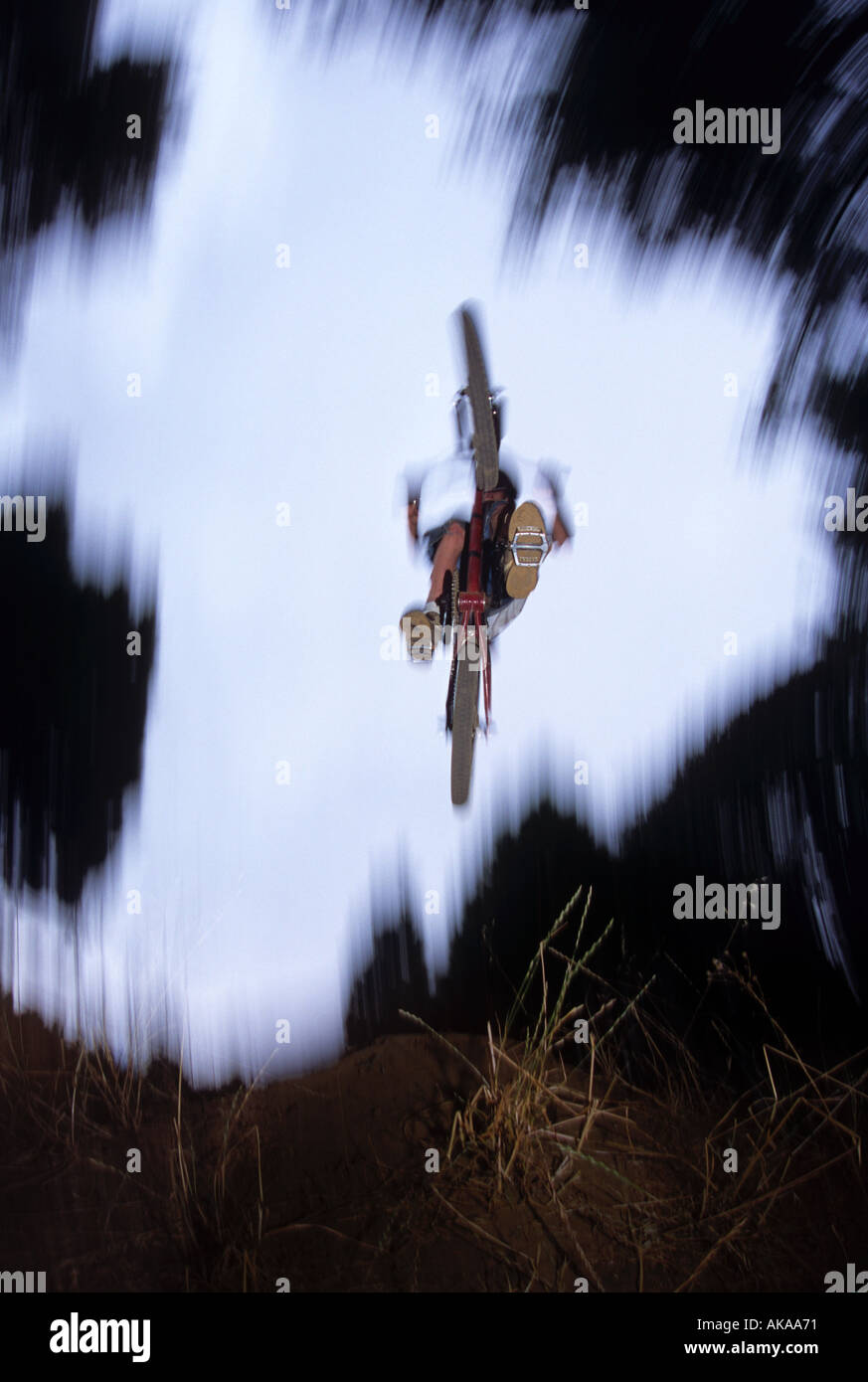 BMX-Rad fliegen overhead Stockfoto