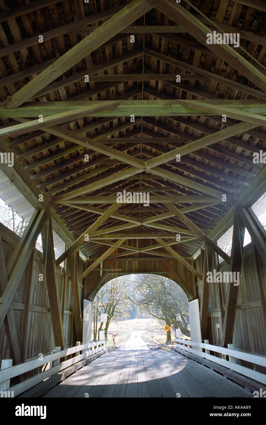 Innenraum des Harris Covered Bridge in der Nähe von Wren Oregon USA Stockfoto