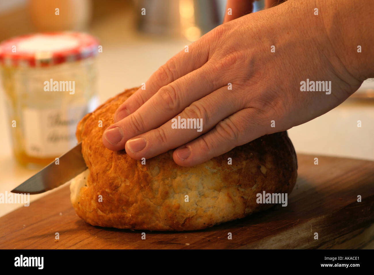 Nahaufnahme von Mann mit Brotmesser Illustration von frischen und gesunden frische Brot schneiden Stockfoto